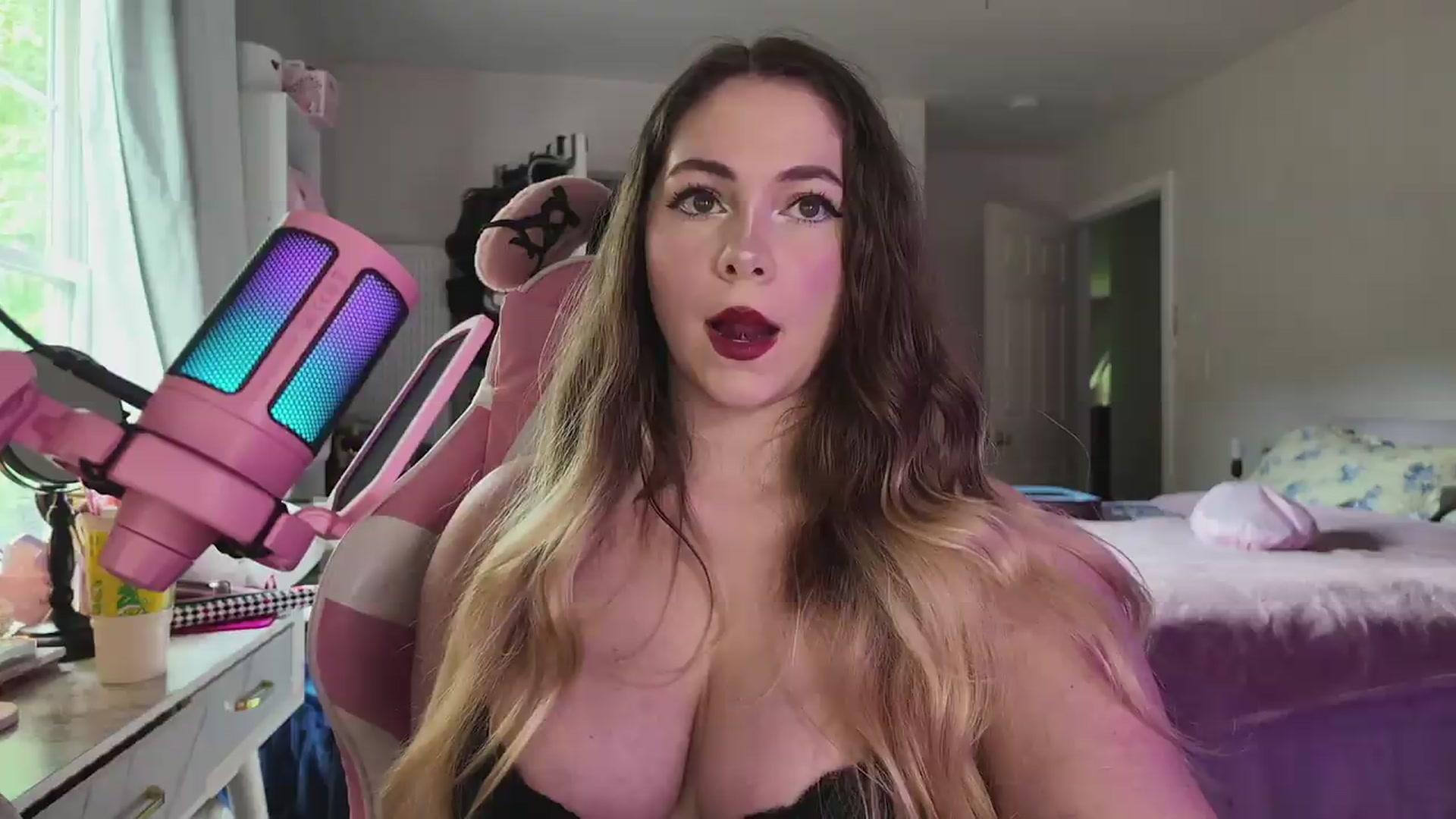 Gallery image thumbnail from lolypopbubble's myfreecams stream on, 05/13/2026, 21:08 image 15 of 20