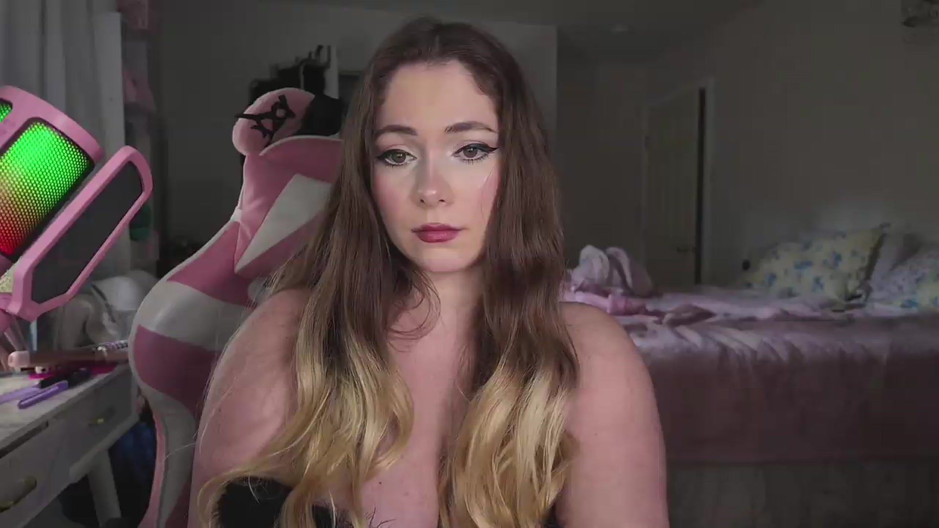 Gallery image thumbnail from lolypopbubble's myfreecams stream on, 05/15/2026, 21:06 image 17 of 20