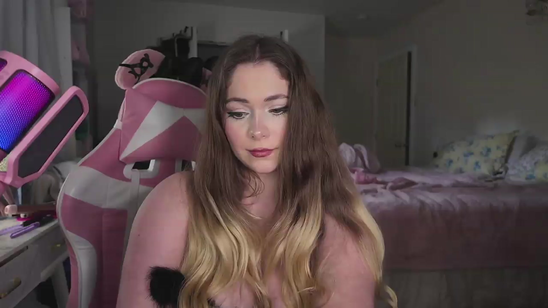 Gallery image thumbnail from lolypopbubble's myfreecams stream on, 05/15/2026, 21:06 image 16 of 20