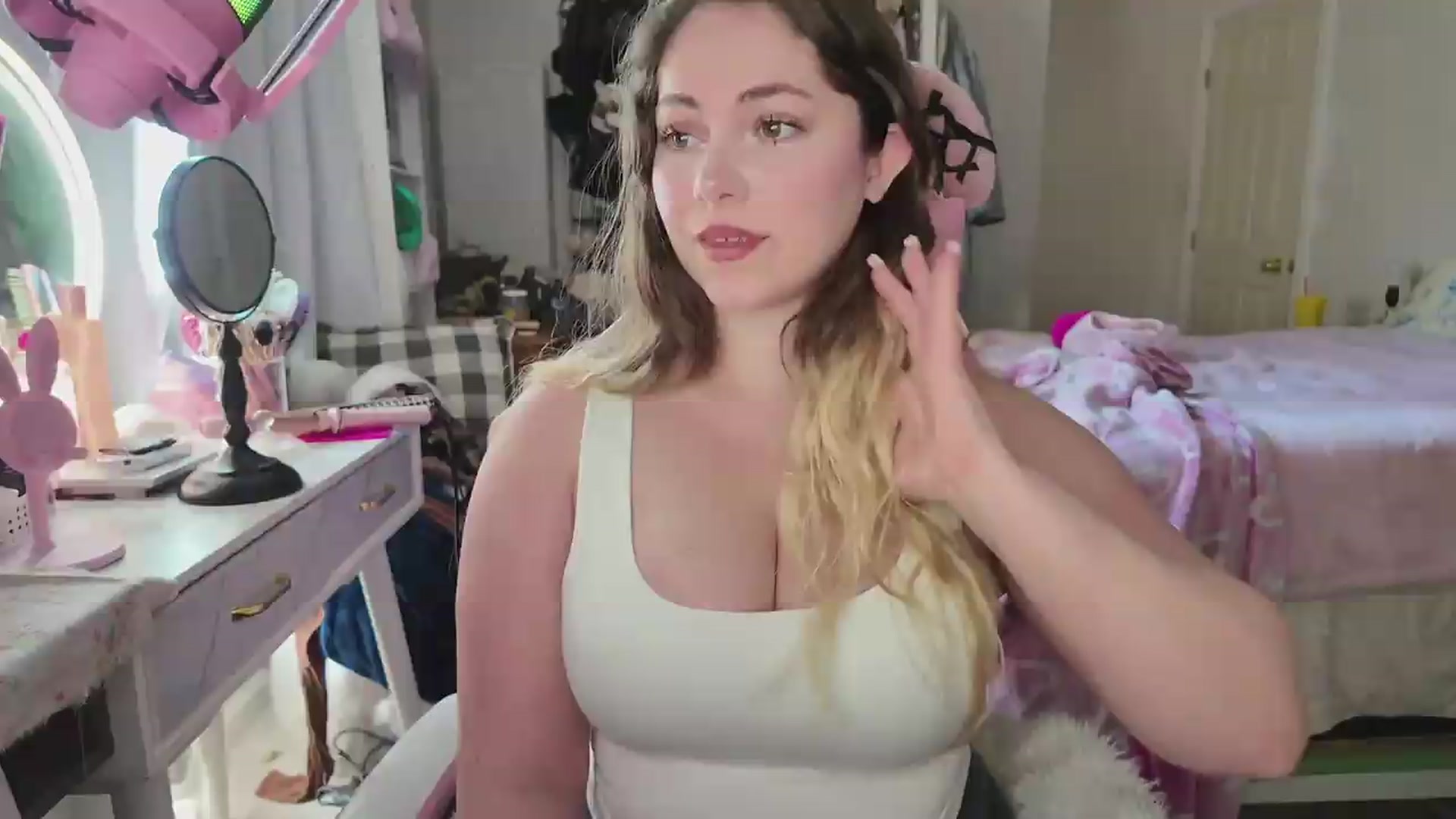 Gallery image thumbnail from lolypopbubble's myfreecams stream on, 05/18/2026, 19:49 image 15 of 20