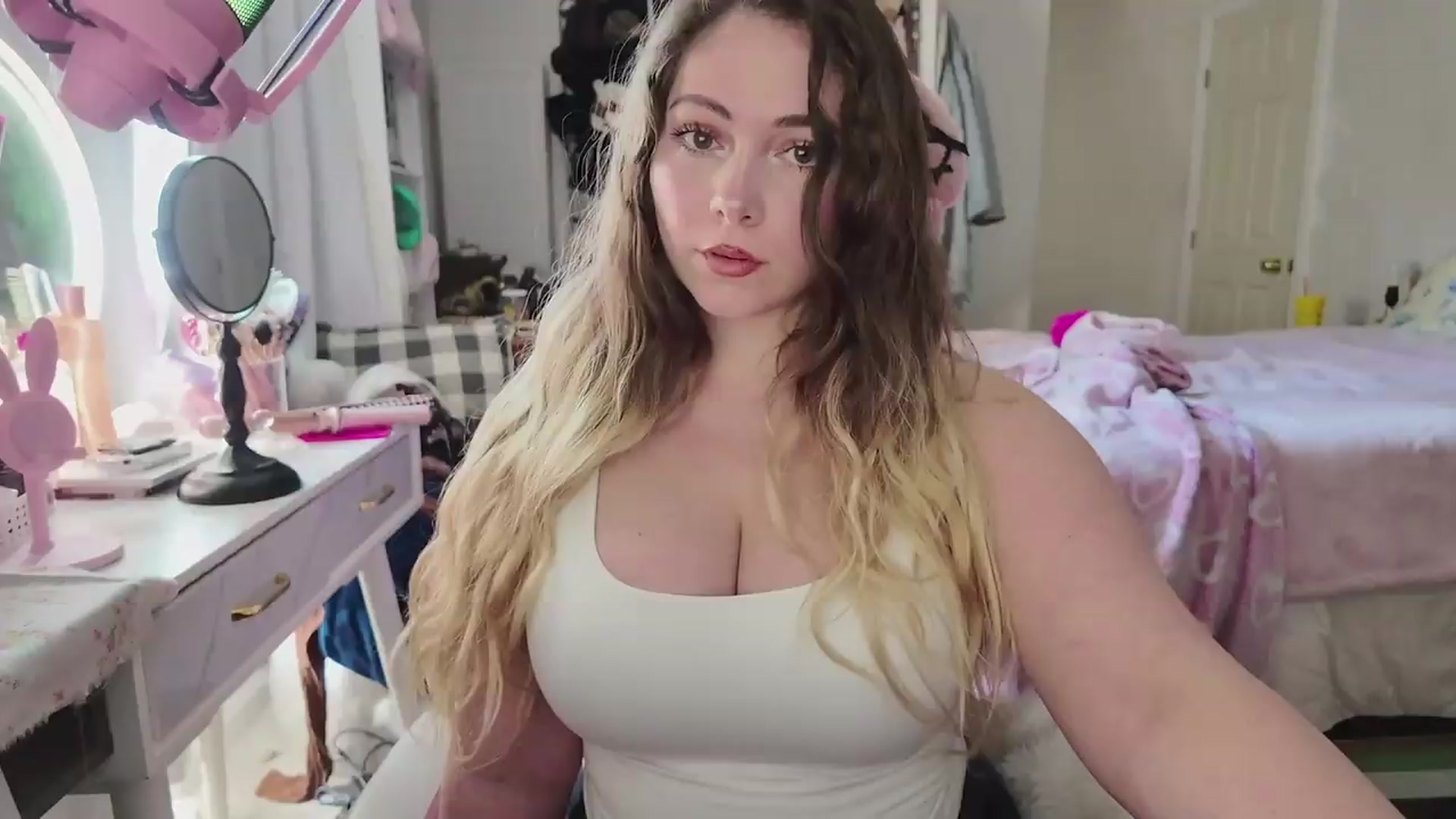Gallery image thumbnail from lolypopbubble's myfreecams stream on, 05/18/2026, 19:49 image 14 of 20