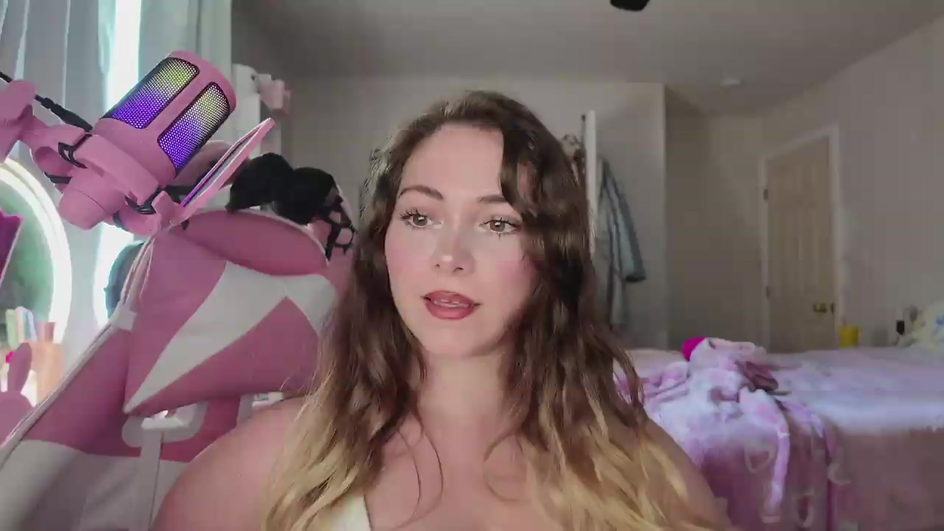 Gallery image thumbnail from lolypopbubble's myfreecams stream on, 05/18/2026, 19:49 image 13 of 20