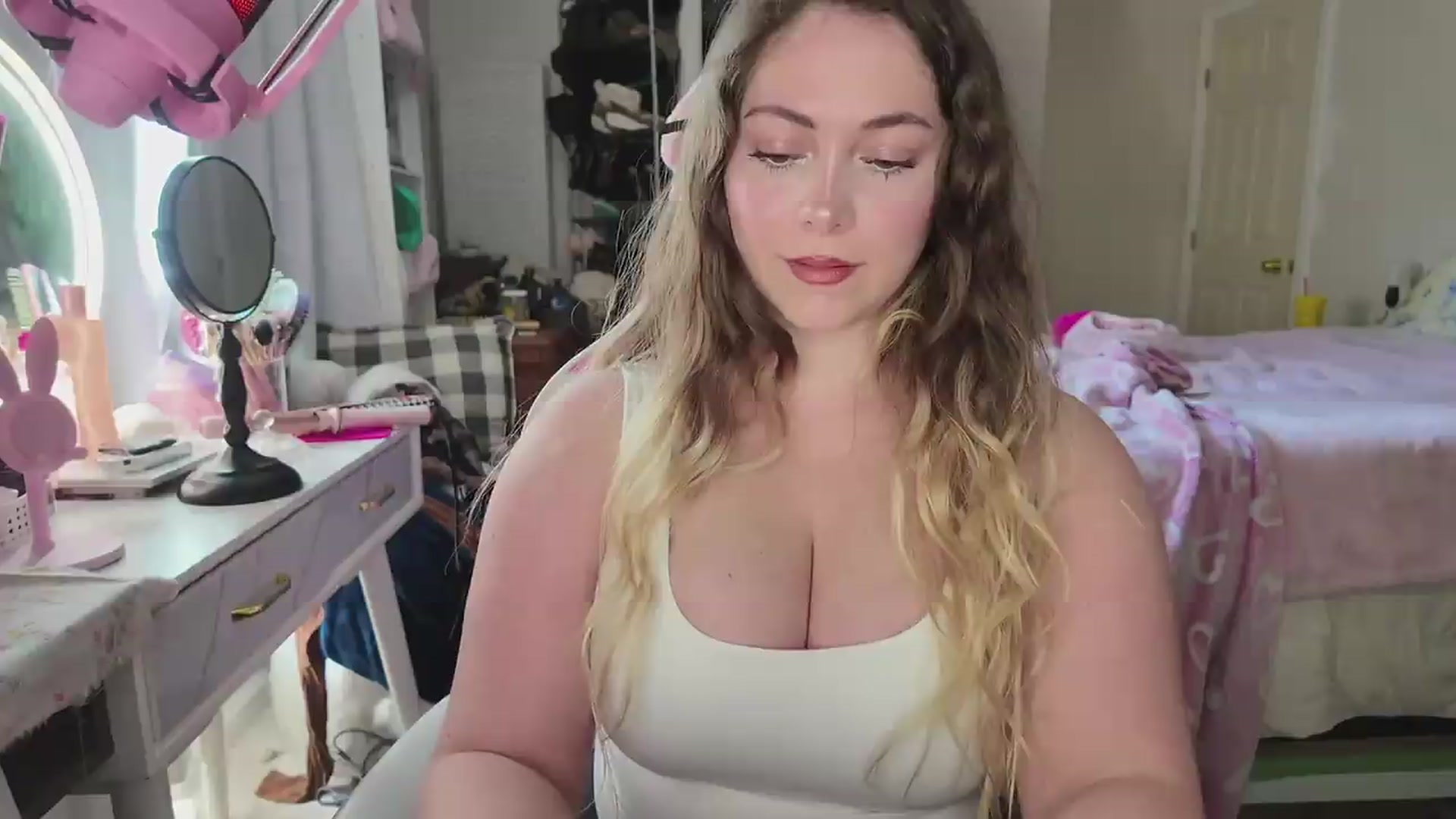 Gallery image thumbnail from lolypopbubble's myfreecams stream on, 05/18/2026, 19:49 image 16 of 20