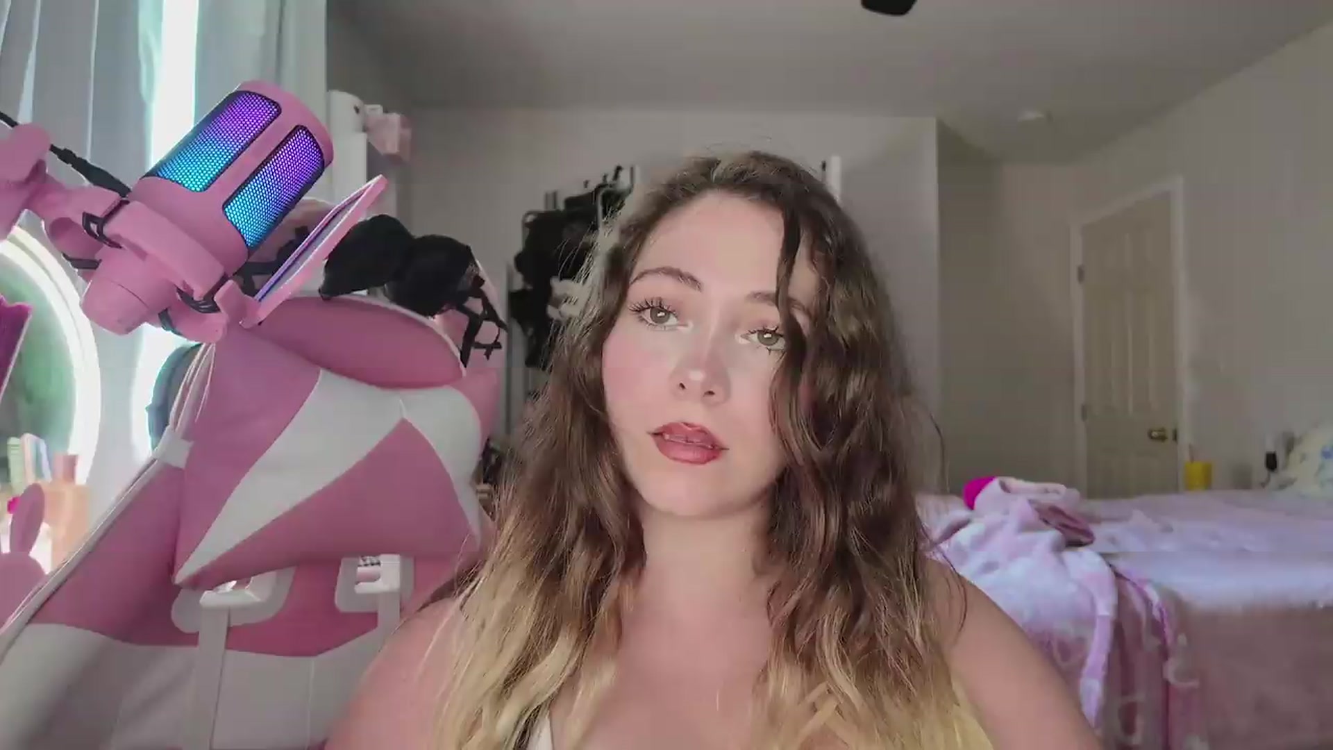 Gallery image thumbnail from lolypopbubble's myfreecams stream on, 05/18/2026, 19:49 image 9 of 20