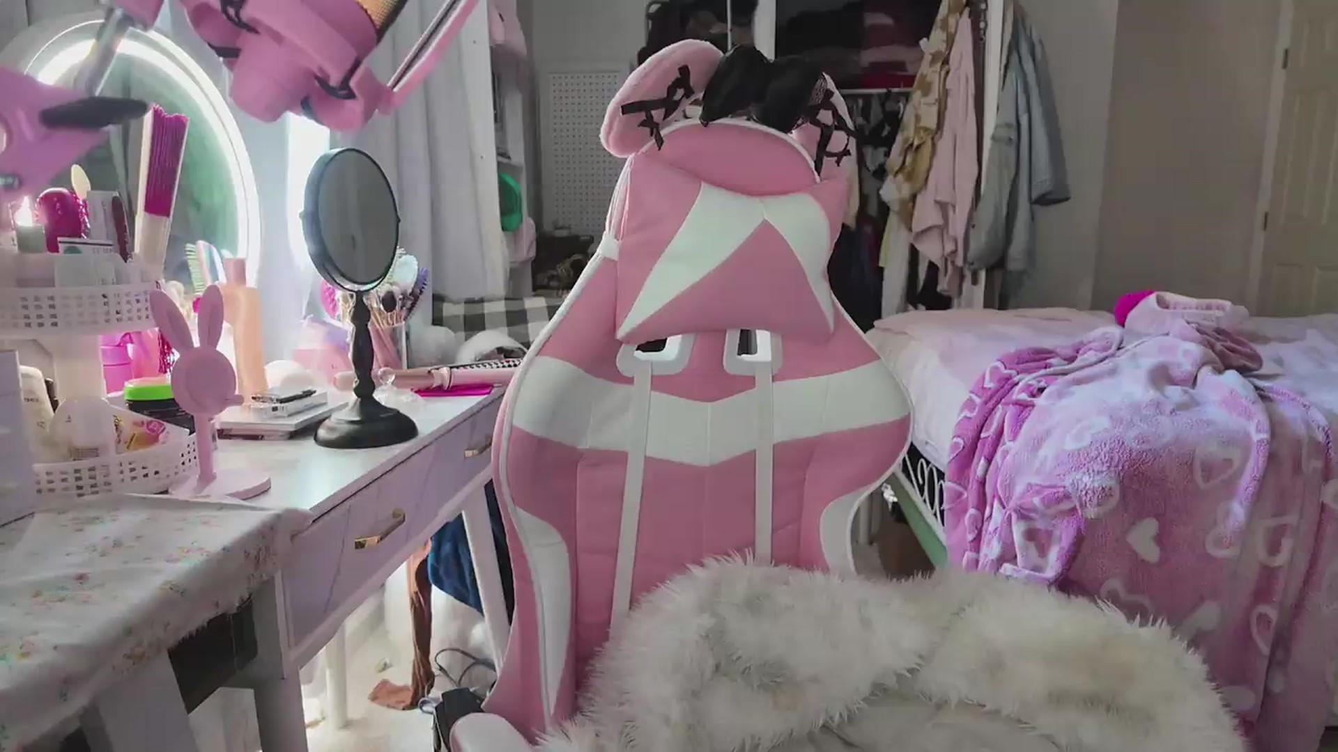 Gallery image thumbnail from lolypopbubble's myfreecams stream on, 05/18/2026, 19:49 image 17 of 20