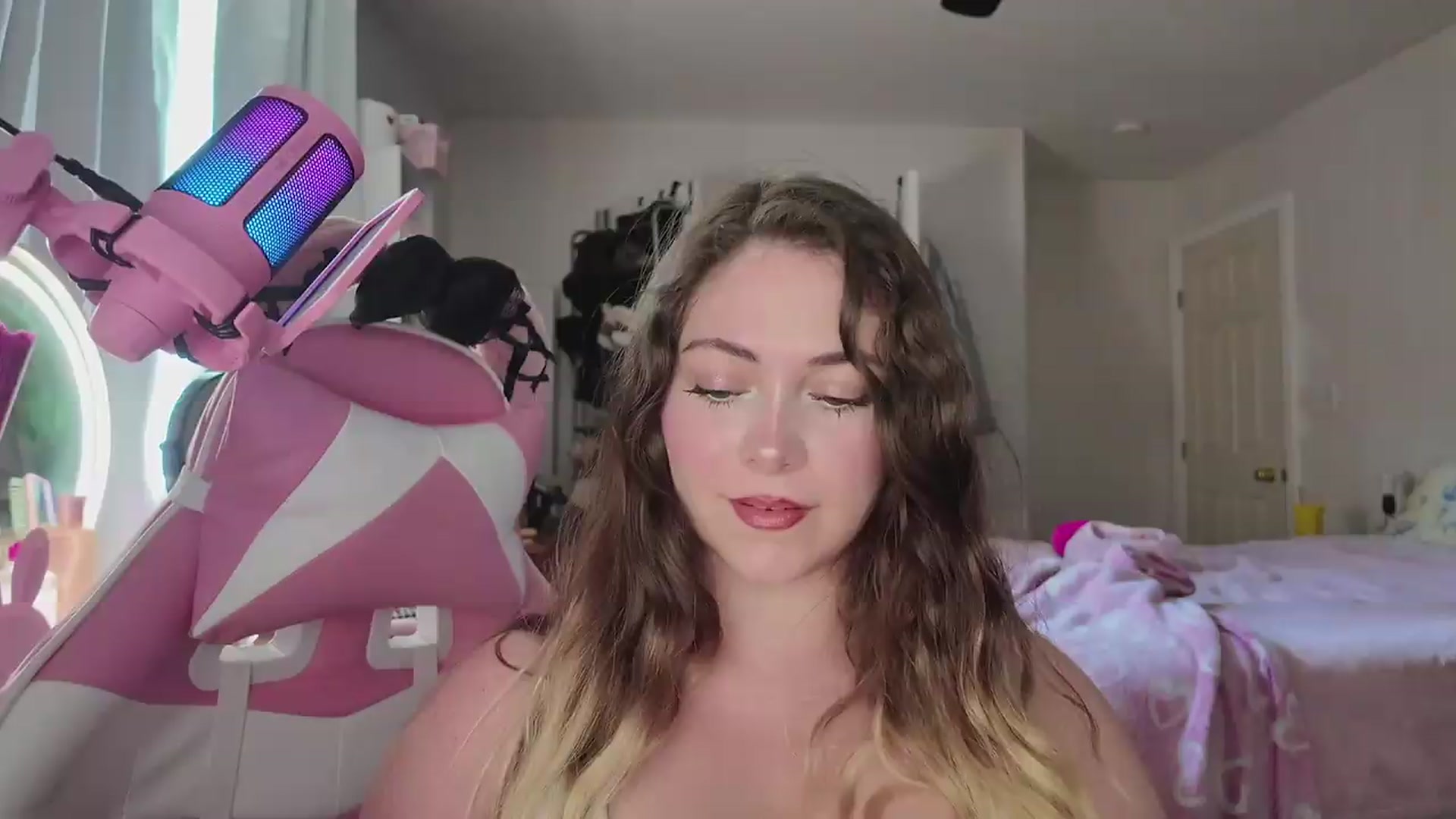 Gallery image thumbnail from lolypopbubble's myfreecams stream on, 05/18/2026, 19:49 image 10 of 20