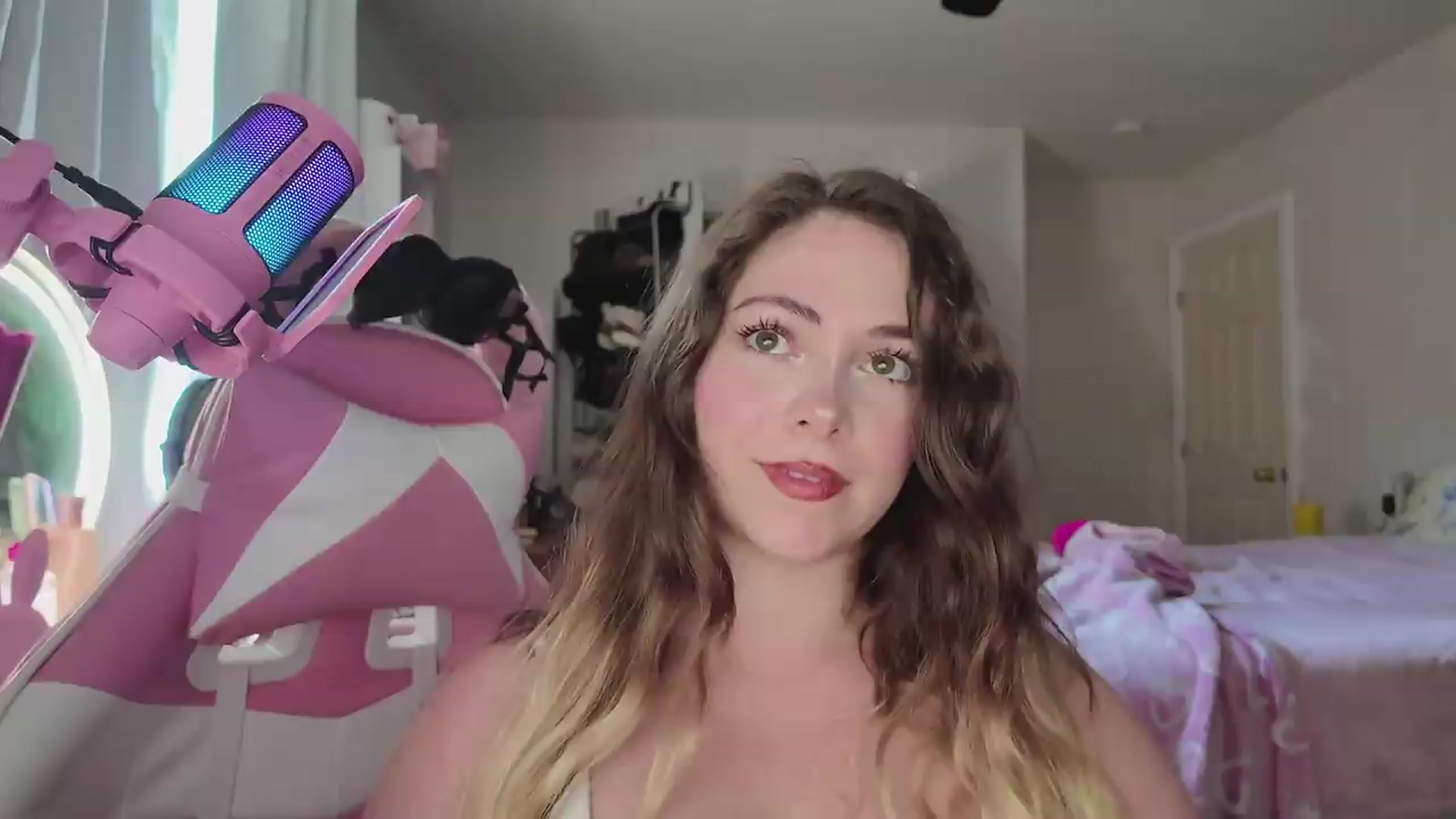 Gallery image thumbnail from lolypopbubble's myfreecams stream on, 05/18/2026, 19:49 image 8 of 20