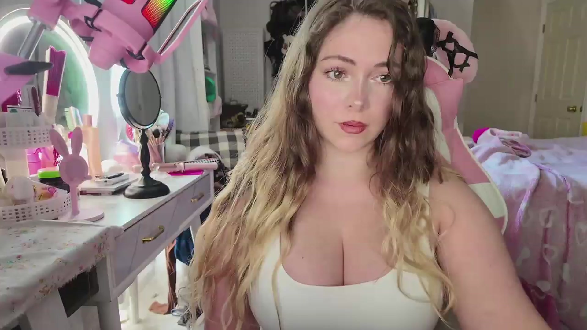 Gallery image thumbnail from lolypopbubble's myfreecams stream on, 05/18/2026, 19:49 image 5 of 20