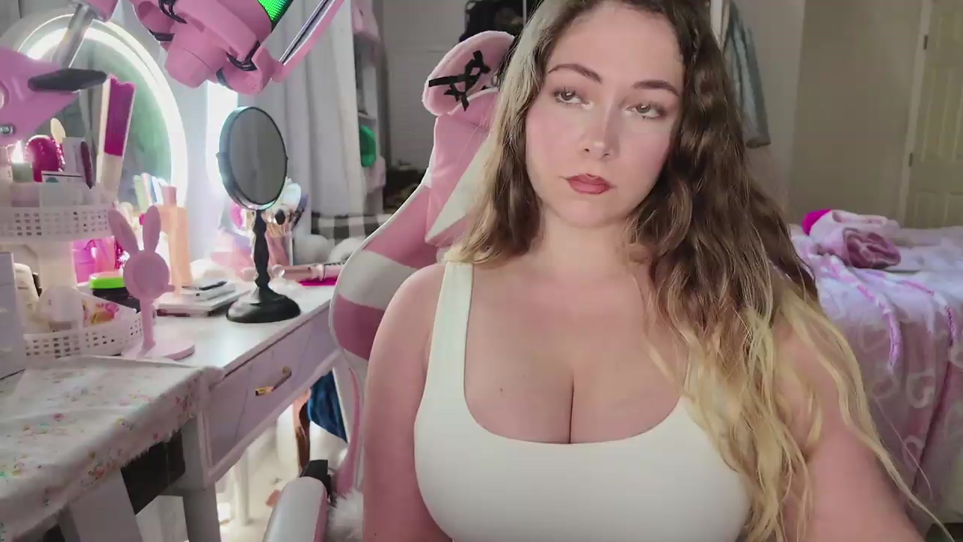 Gallery image thumbnail from lolypopbubble's myfreecams stream on, 05/18/2026, 19:49 image 18 of 20