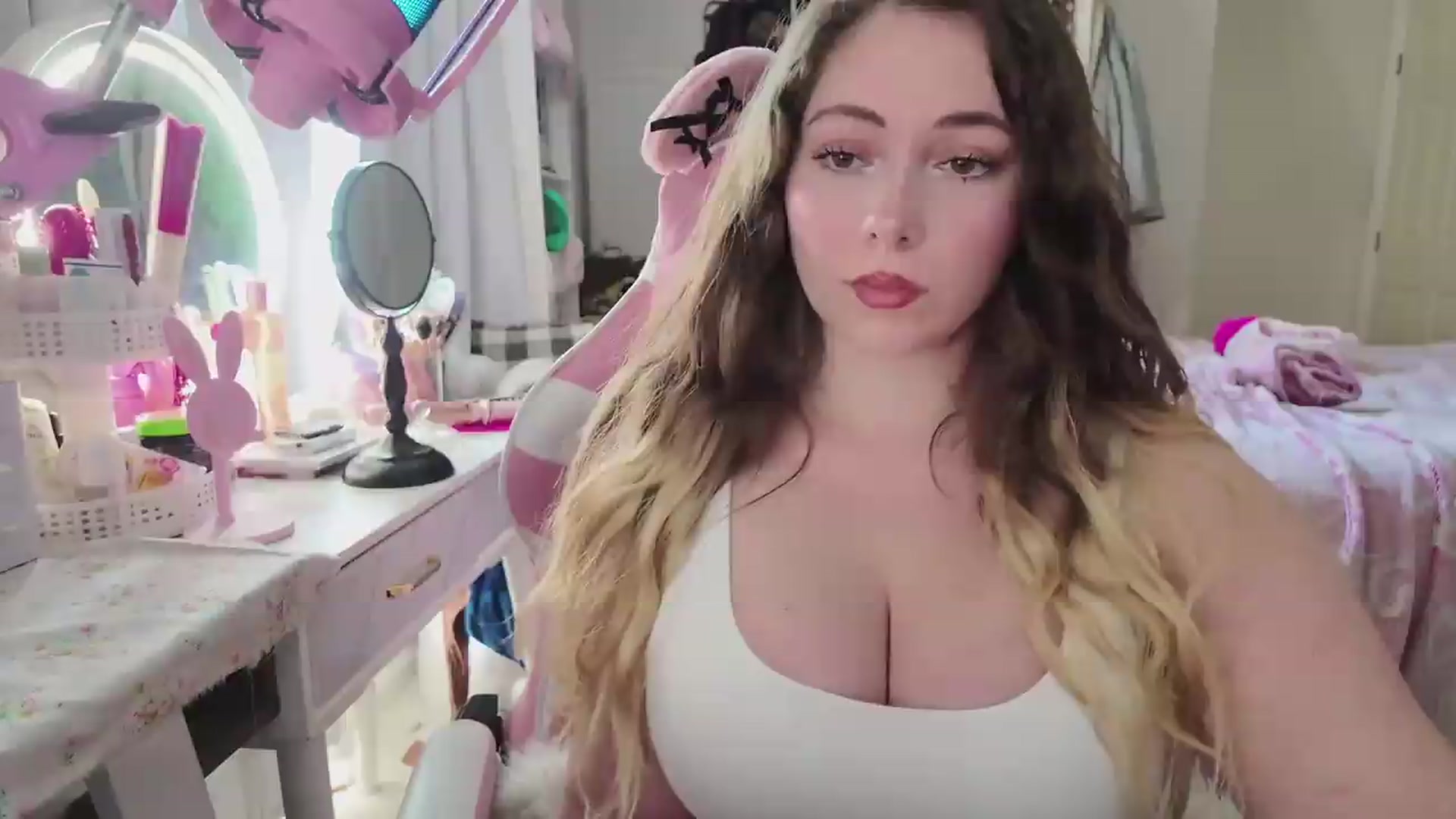 Gallery image thumbnail from lolypopbubble's myfreecams stream on, 05/18/2026, 19:49 image 20 of 20