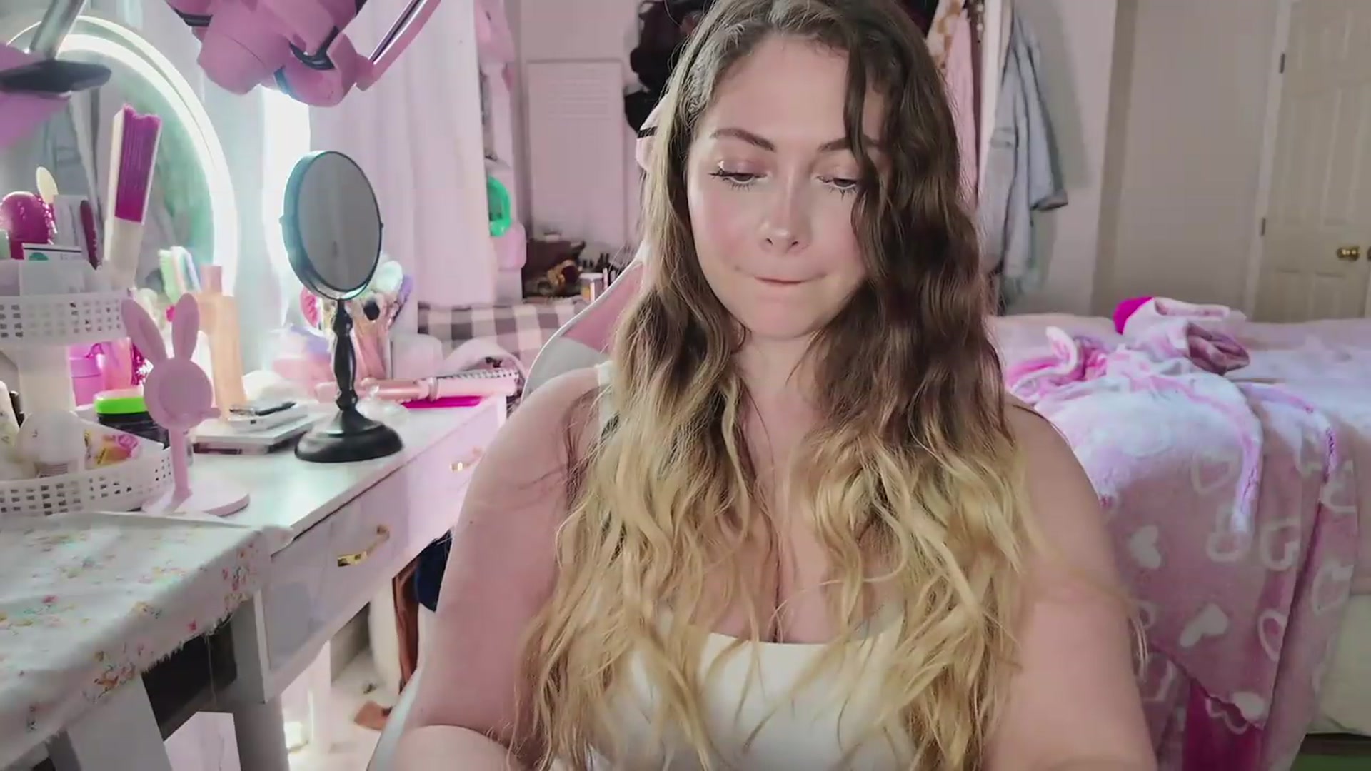 Gallery image thumbnail from lolypopbubble's myfreecams stream on, 05/18/2026, 21:03 image 9 of 20