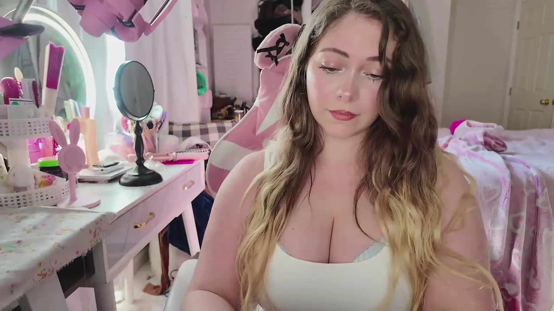 Gallery image thumbnail from lolypopbubble's myfreecams stream on, 05/18/2026, 21:03 image 20 of 20