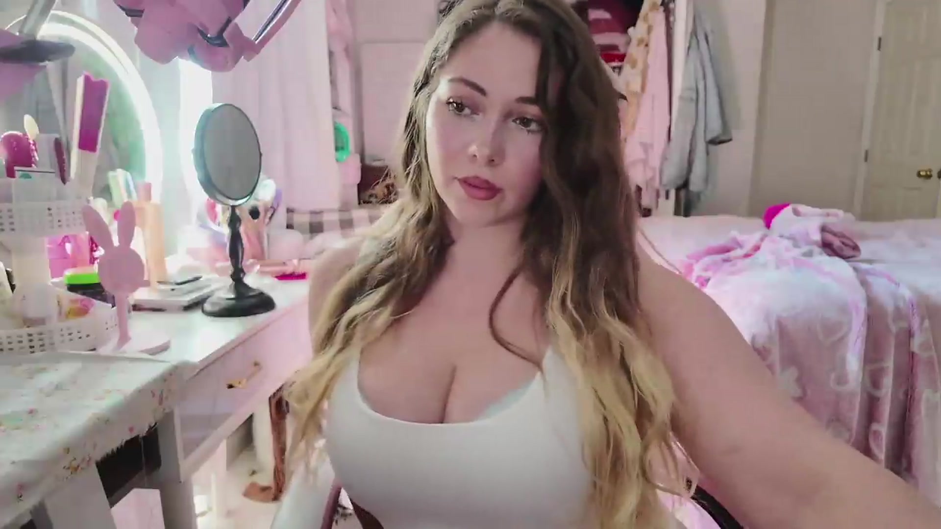 Gallery image thumbnail from lolypopbubble's myfreecams stream on, 05/18/2026, 21:03 image 16 of 20