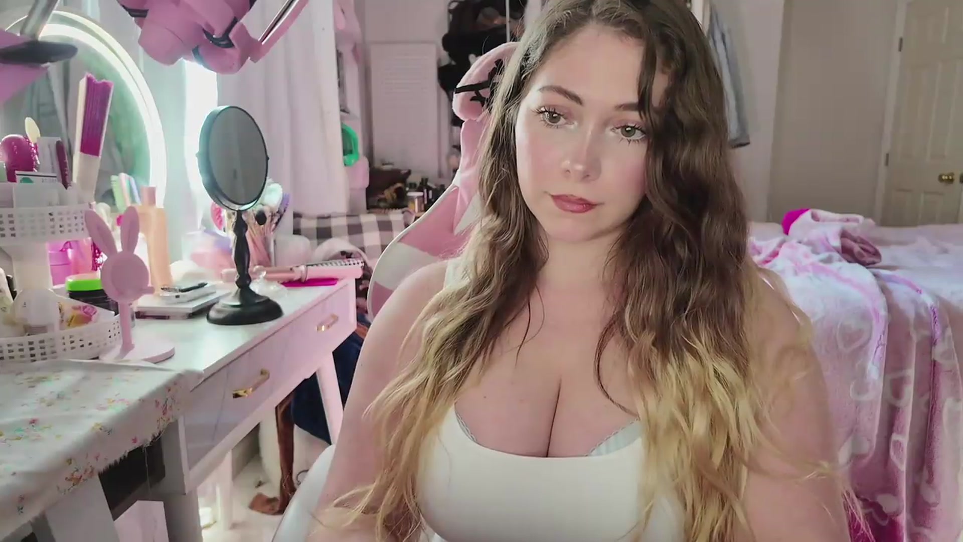 Gallery image thumbnail from lolypopbubble's myfreecams stream on, 05/18/2026, 21:03 image 19 of 20