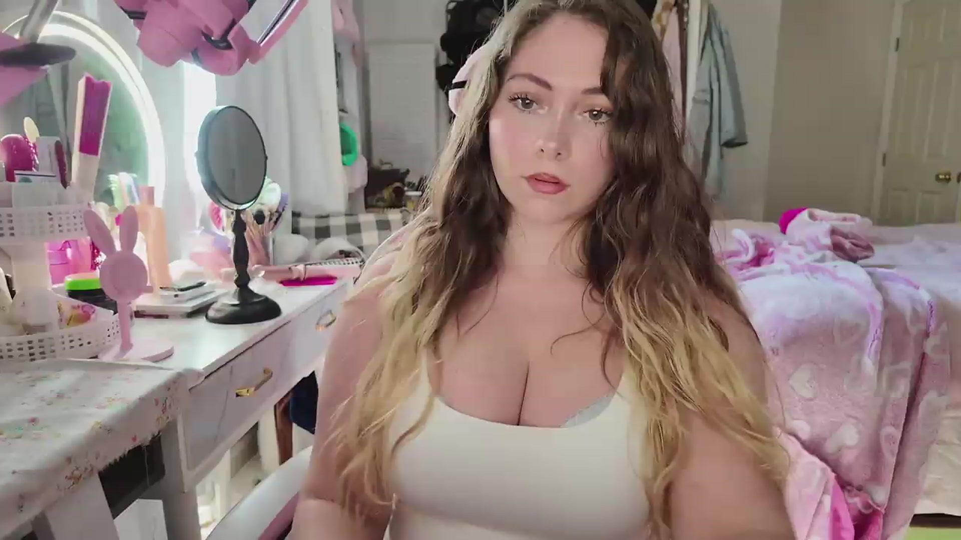 Gallery image thumbnail from lolypopbubble's myfreecams stream on, 05/18/2026, 21:03 image 1 of 20