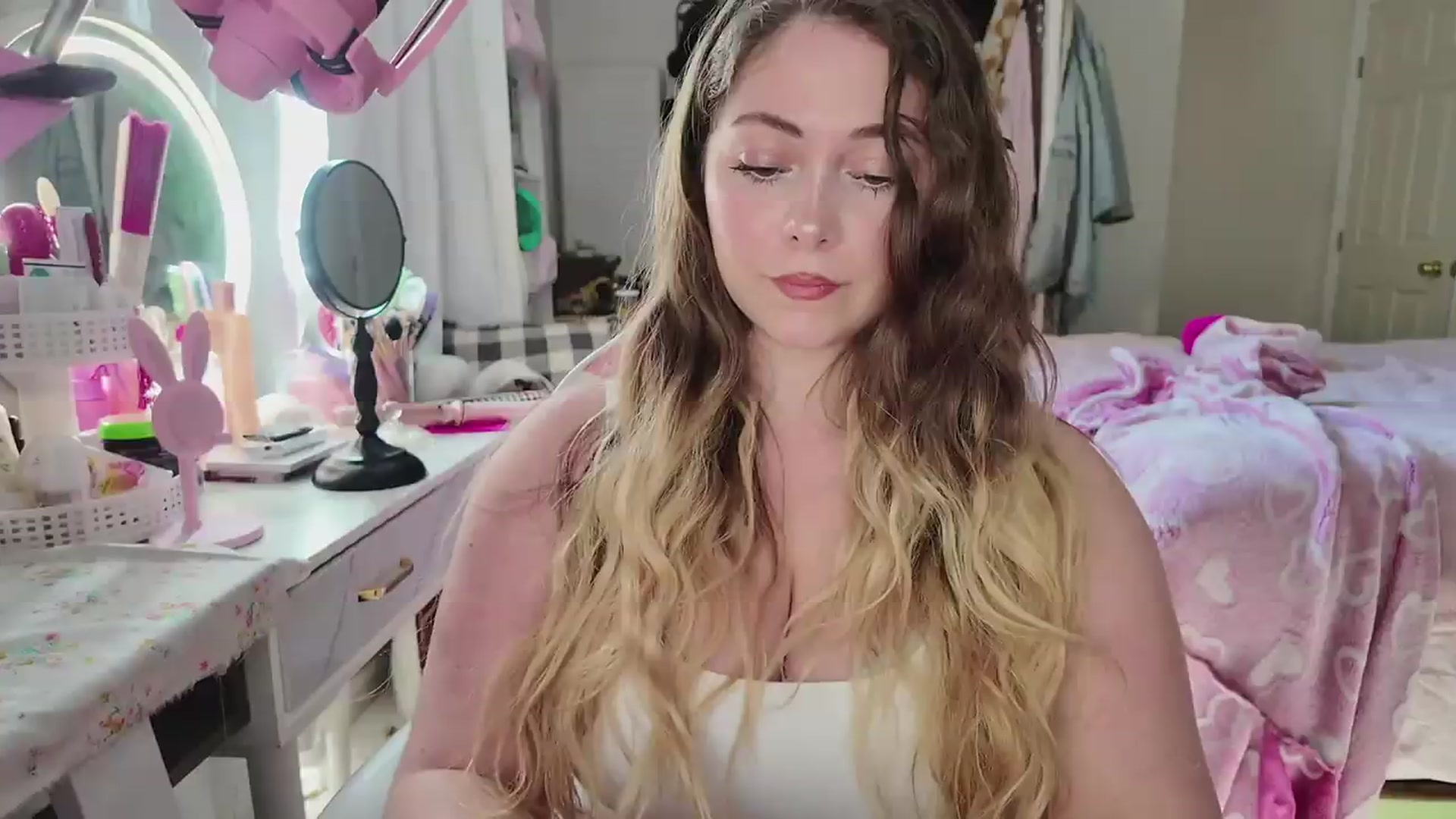 Gallery image thumbnail from lolypopbubble's myfreecams stream on, 05/18/2026, 21:03 image 6 of 20