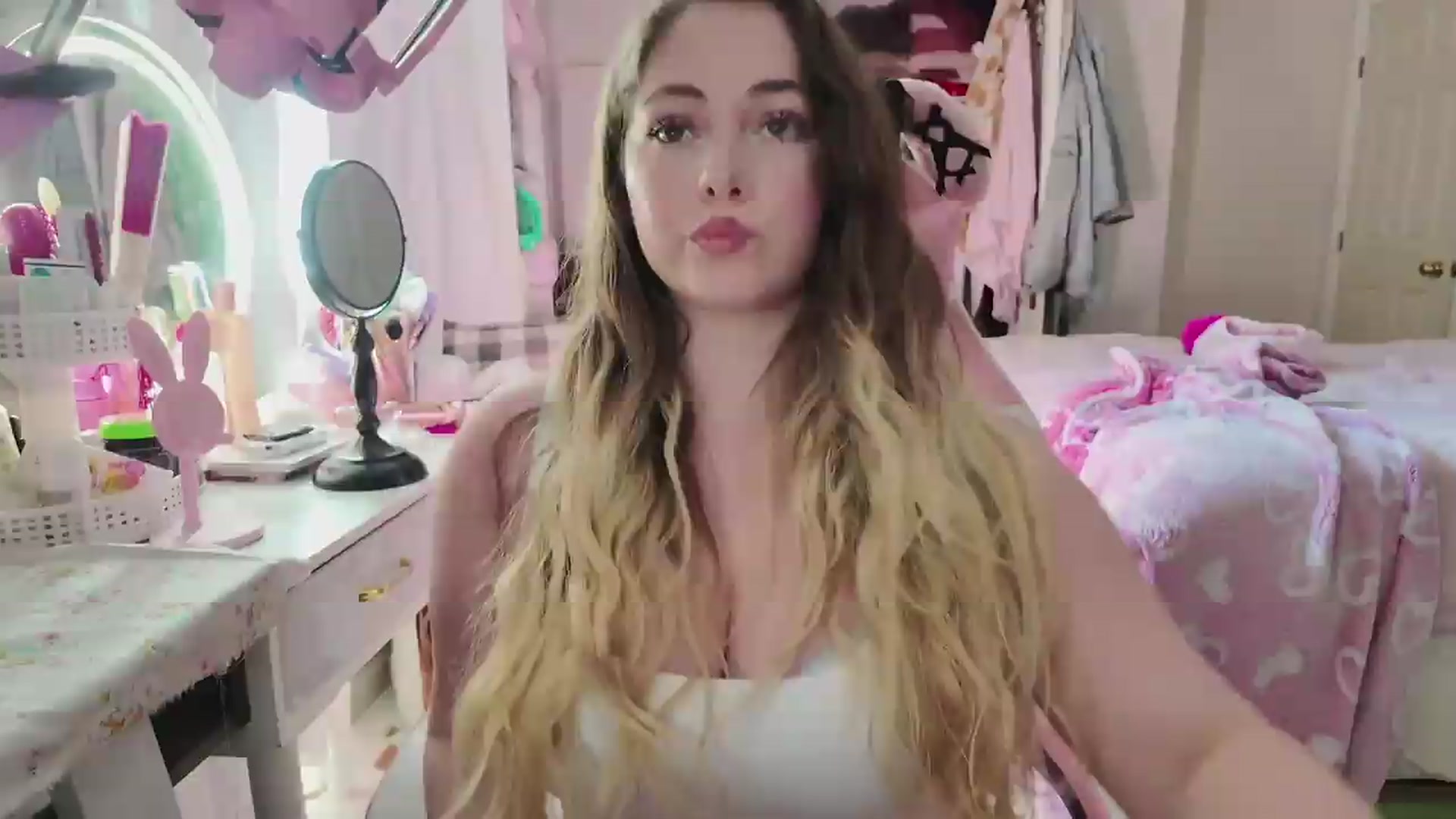 Gallery image thumbnail from lolypopbubble's myfreecams stream on, 05/18/2026, 21:03 image 7 of 20