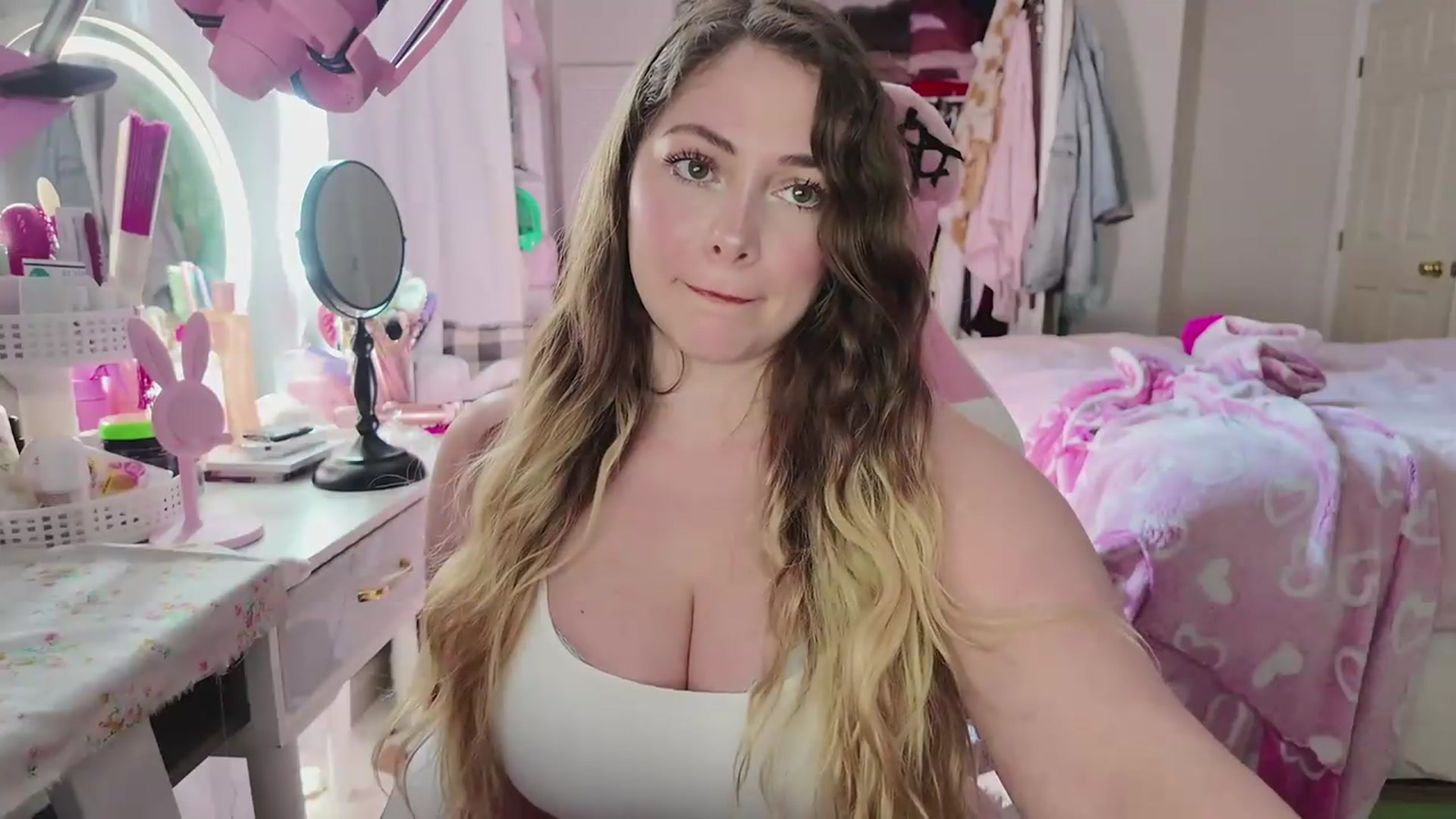 Gallery image thumbnail from lolypopbubble's myfreecams stream on, 05/18/2026, 21:03 image 11 of 20