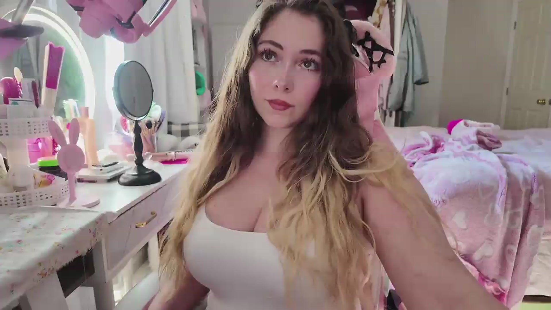 Gallery image thumbnail from lolypopbubble's myfreecams stream on, 05/18/2026, 21:03 image 3 of 20