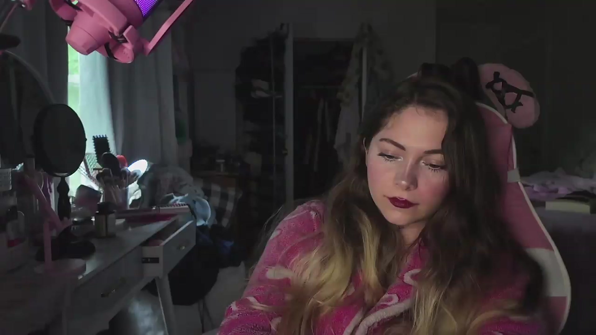 Gallery image thumbnail from lolypopbubble's myfreecams stream on, 05/20/2026, 21:07 image 9 of 20