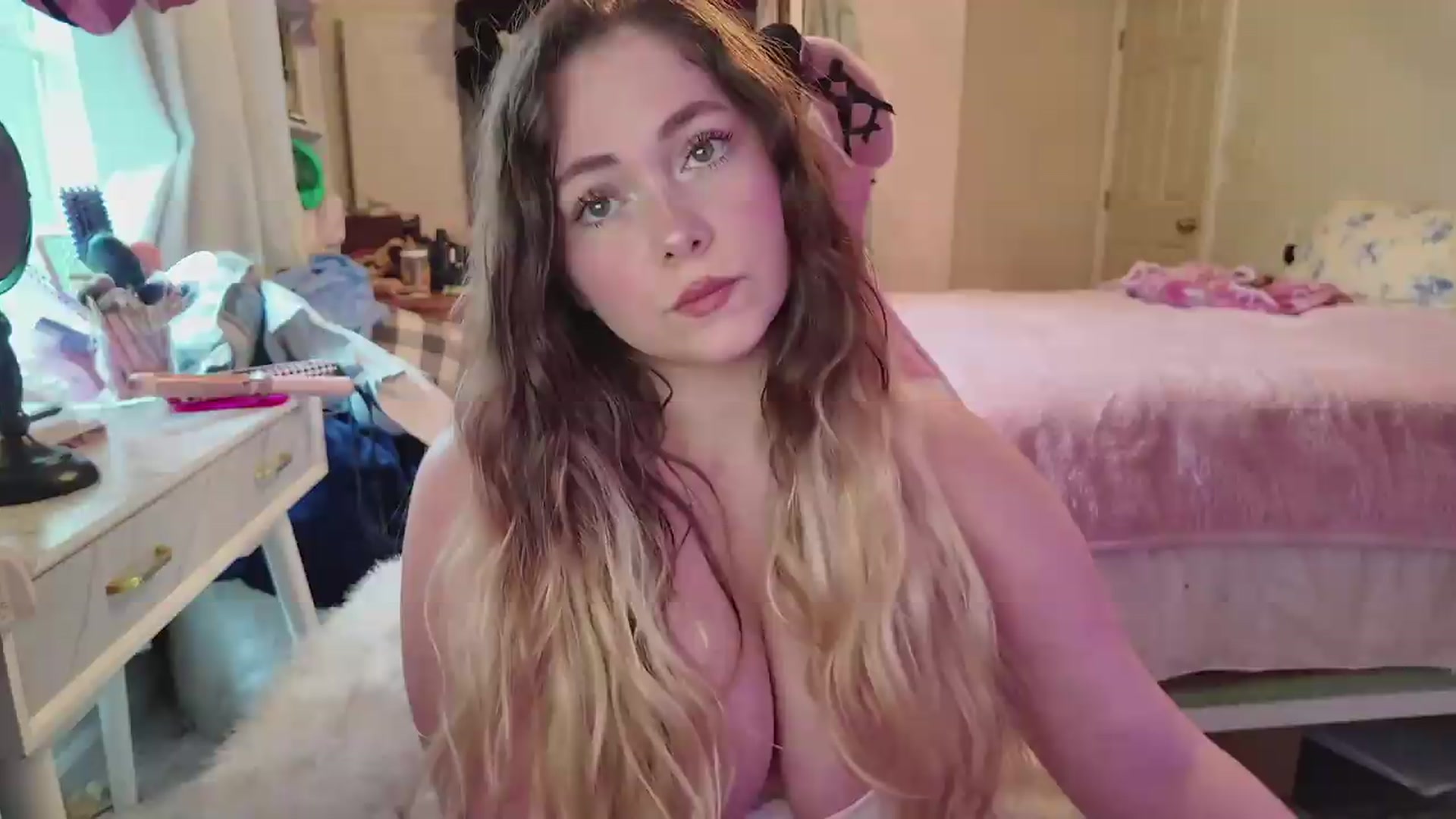 Gallery image thumbnail from lolypopbubble's myfreecams stream on, 05/21/2026, 19:26 image 17 of 20