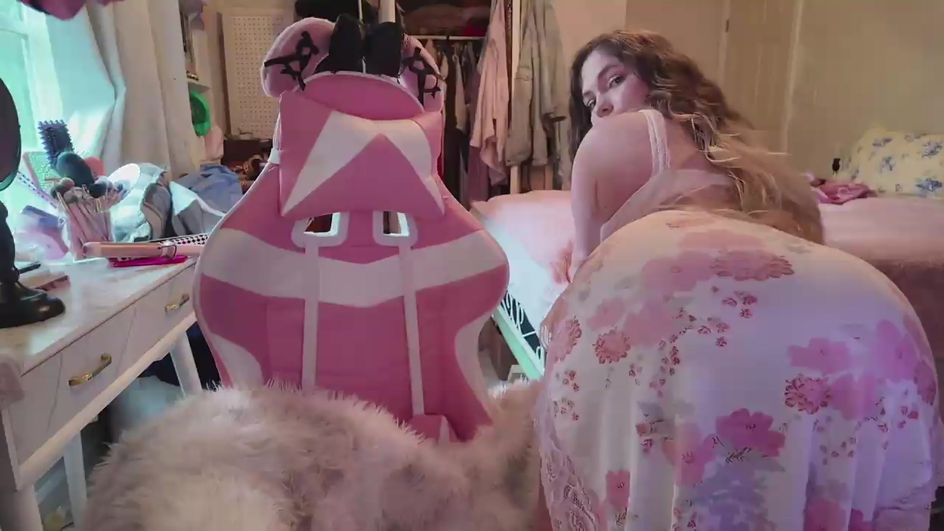 Gallery image thumbnail from lolypopbubble's myfreecams stream on, 05/21/2026, 19:26 image 18 of 20
