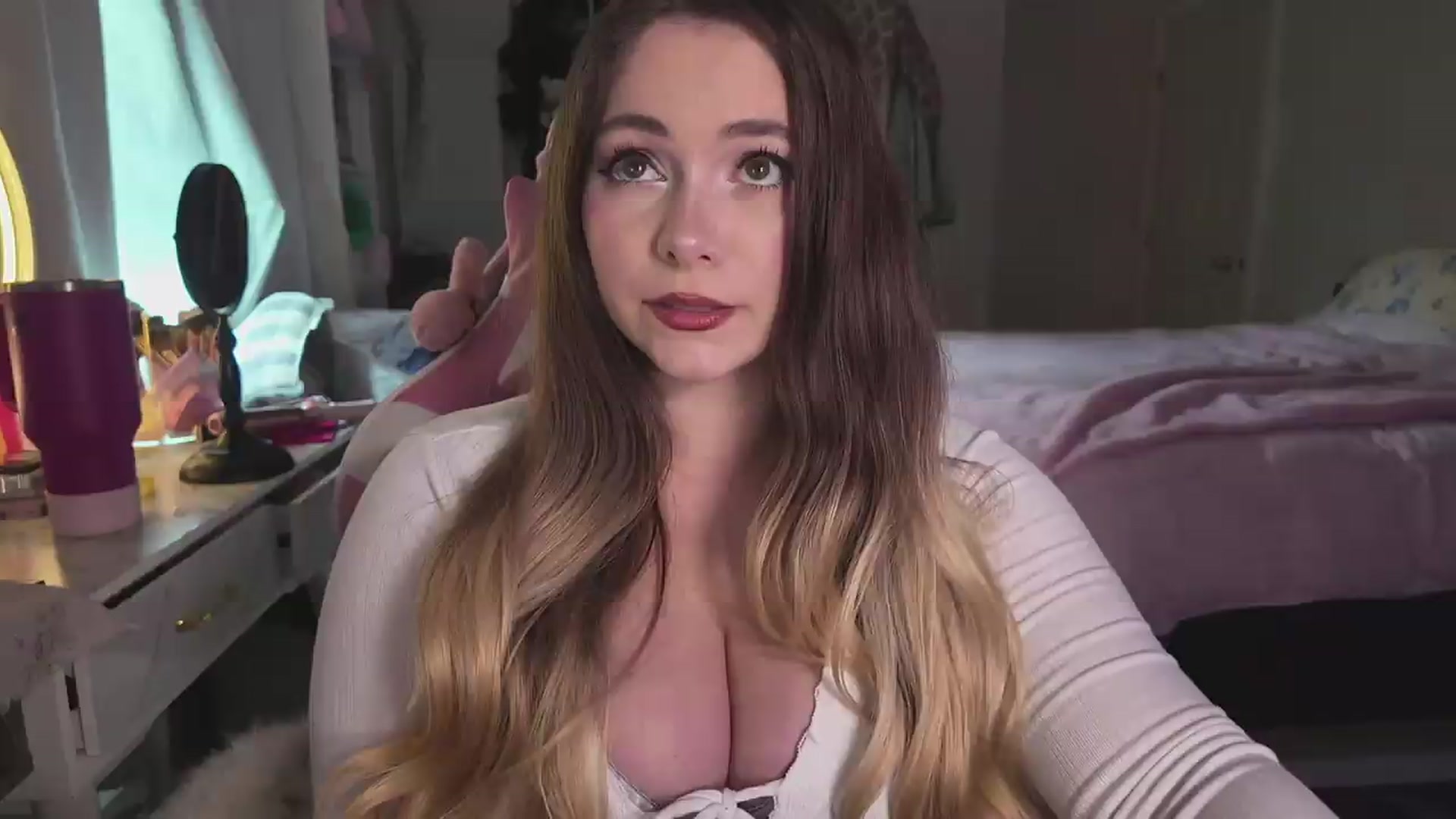 Gallery image thumbnail from lolypopbubble's myfreecams stream on, 05/22/2026, 18:34 image 4 of 20
