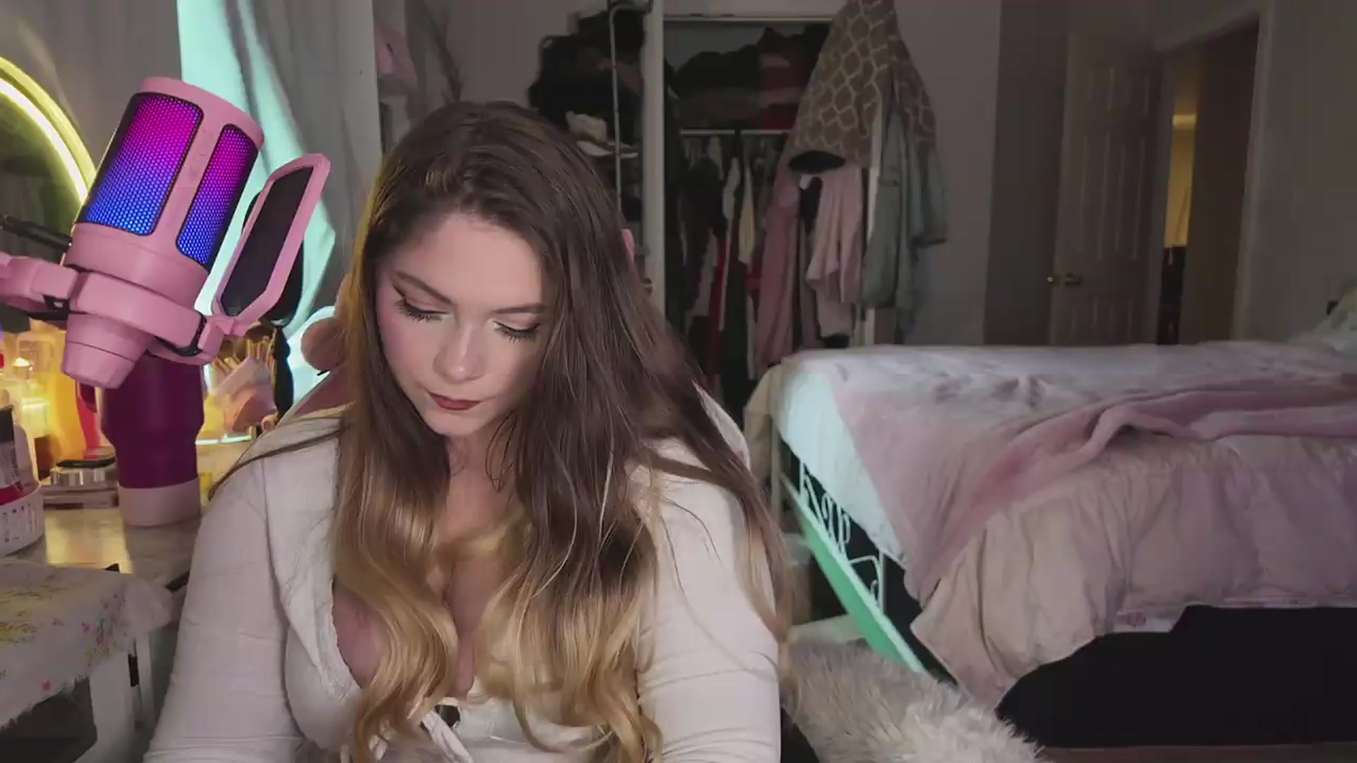 Gallery image thumbnail from lolypopbubble's myfreecams stream on, 05/22/2026, 19:25 image 16 of 20