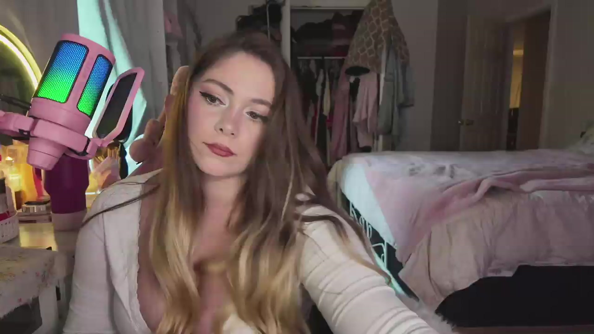 Gallery image thumbnail from lolypopbubble's myfreecams stream on, 05/22/2026, 19:25 image 17 of 20