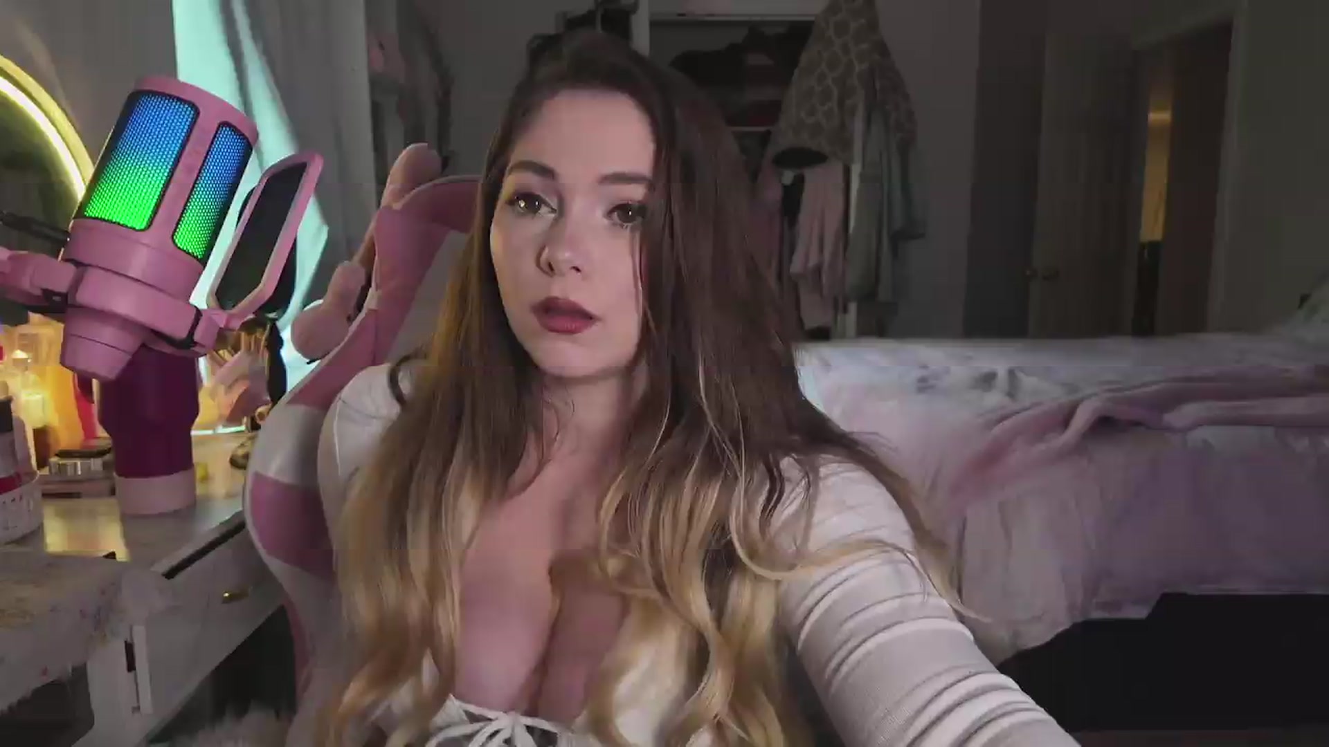 Gallery image thumbnail from lolypopbubble's myfreecams stream on, 05/22/2026, 19:25 image 19 of 20