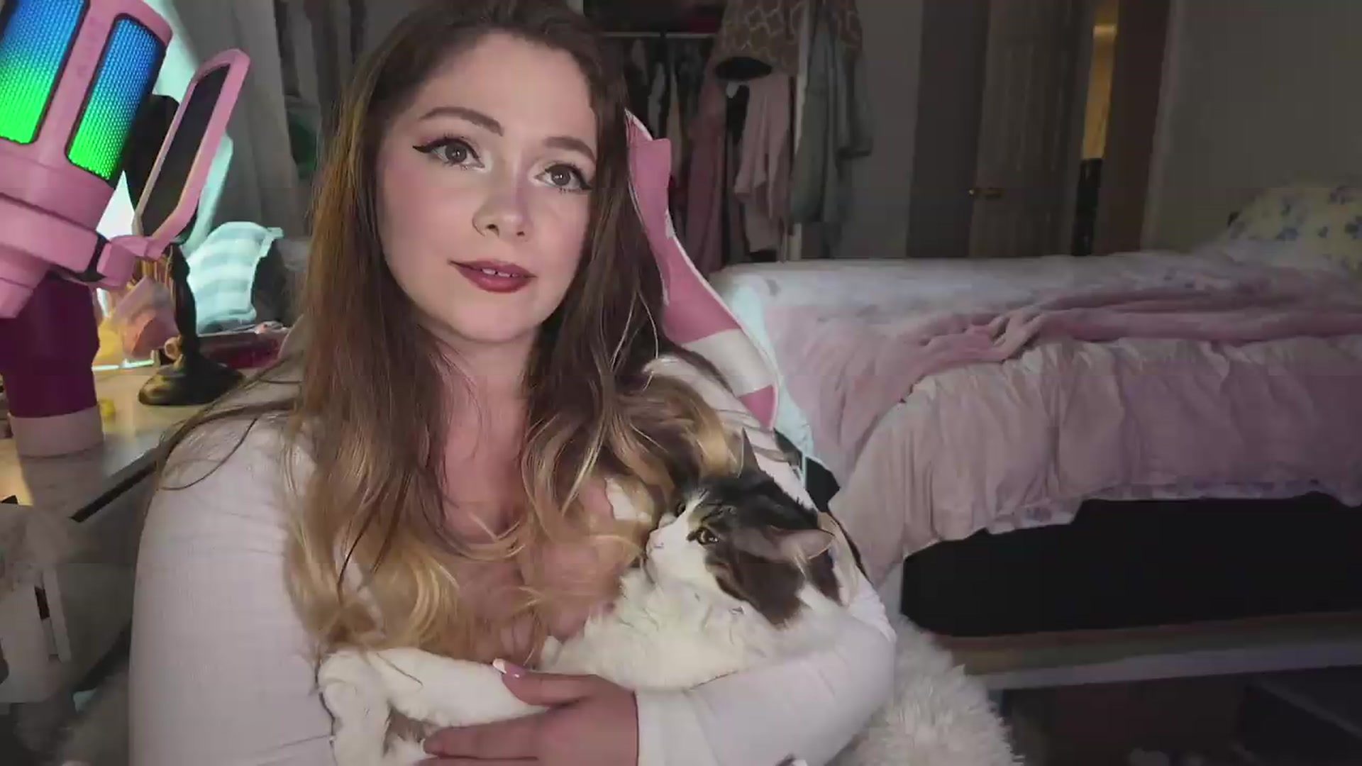 Gallery image thumbnail from lolypopbubble's myfreecams stream on, 05/22/2026, 19:25 image 8 of 20