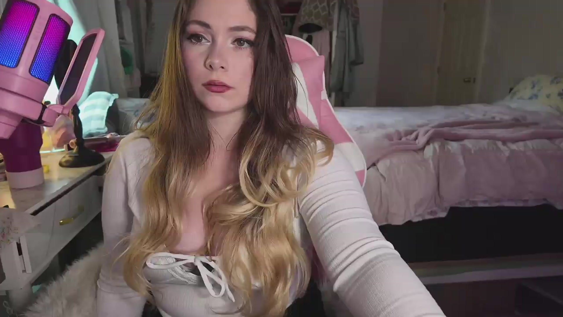 Gallery image thumbnail from lolypopbubble's myfreecams stream on, 05/22/2026, 19:25 image 5 of 20