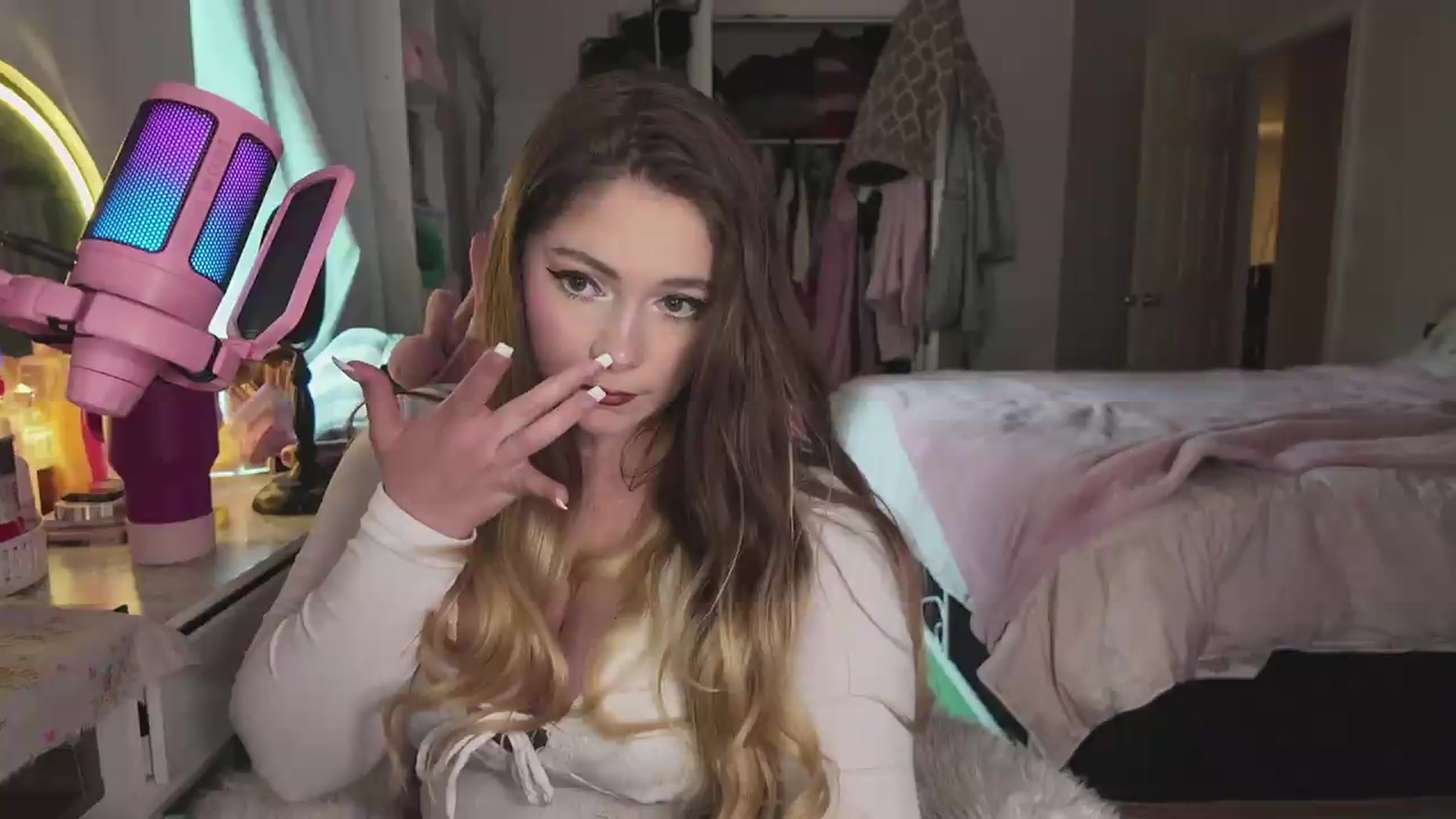 Gallery image thumbnail from lolypopbubble's myfreecams stream on, 05/22/2026, 19:25 image 14 of 20