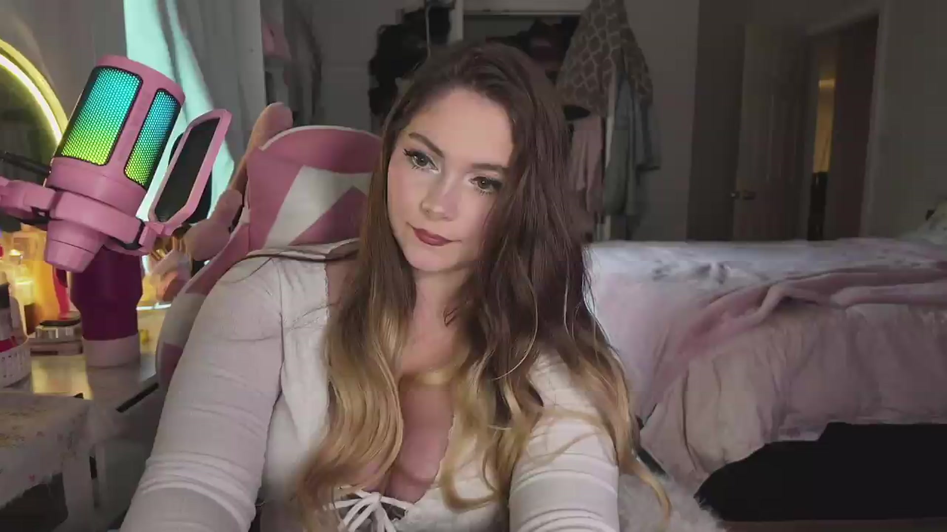Gallery image thumbnail from lolypopbubble's myfreecams stream on, 05/22/2026, 19:25 image 13 of 20