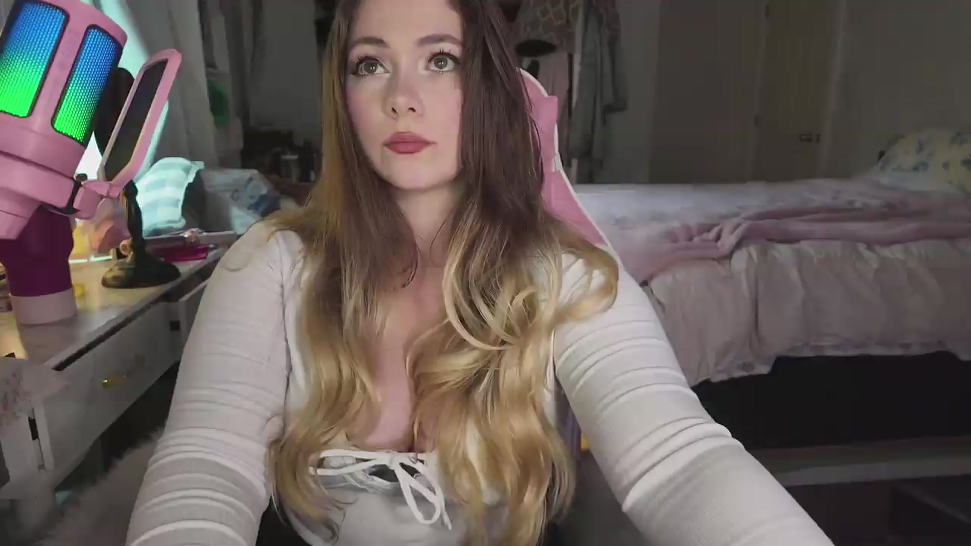 Gallery image thumbnail from lolypopbubble's myfreecams stream on, 05/22/2026, 19:25 image 6 of 20