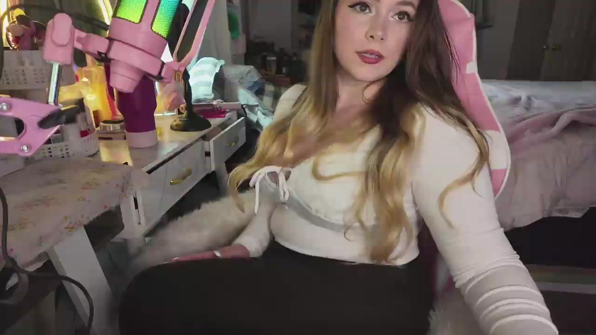 Gallery image thumbnail from lolypopbubble's myfreecams stream on, 05/22/2026, 19:25 image 11 of 20