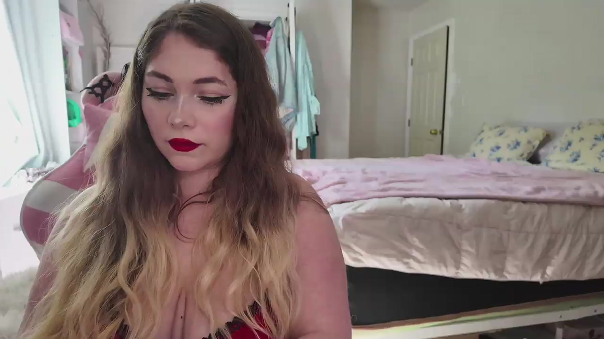 Gallery image thumbnail from lolypopbubble's myfreecams stream on, 06/02/2026, 21:12 image 17 of 20