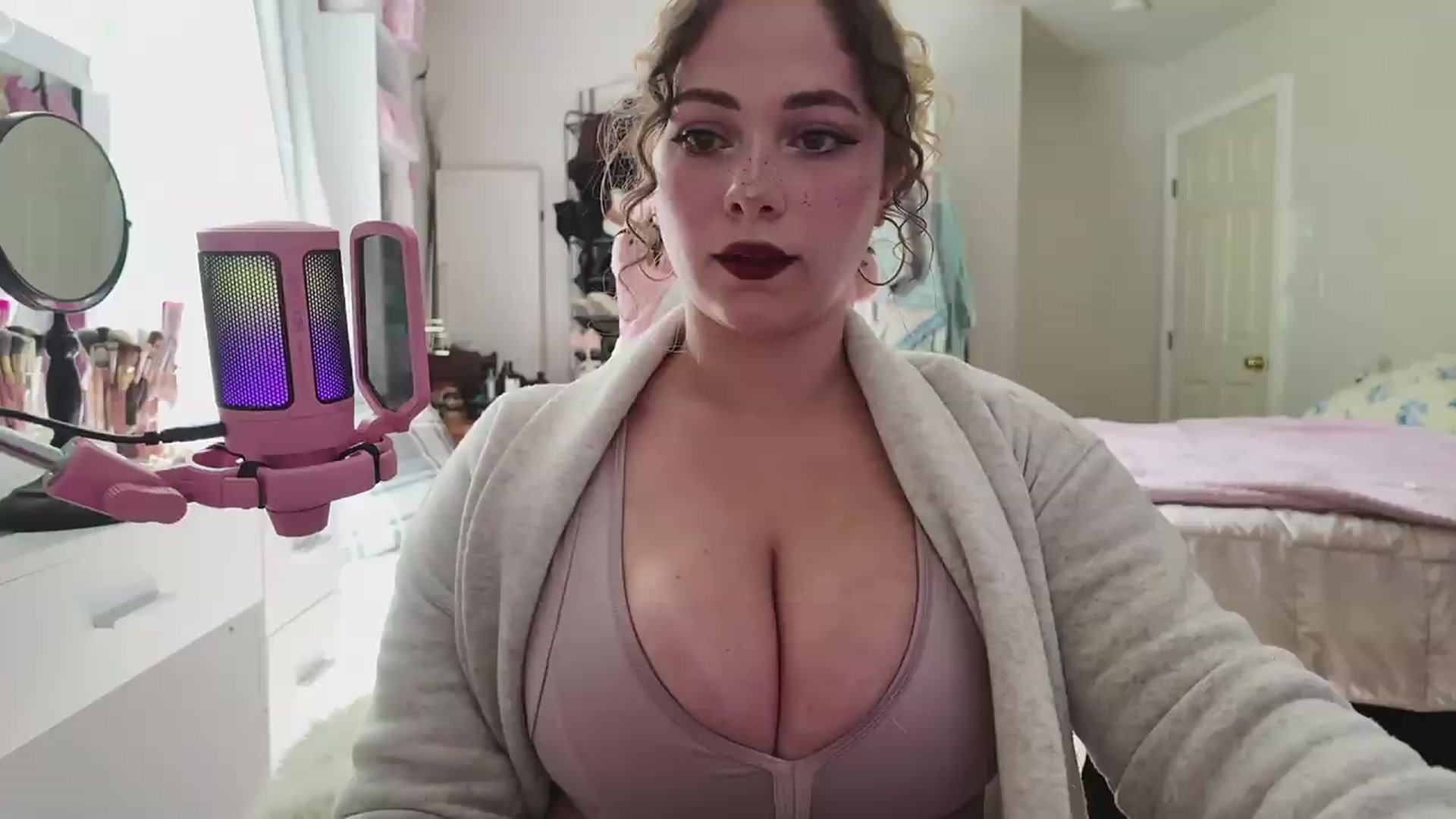 Gallery image thumbnail from lolypopbubble's myfreecams stream on, 06/10/2026, 21:10 image 14 of 20