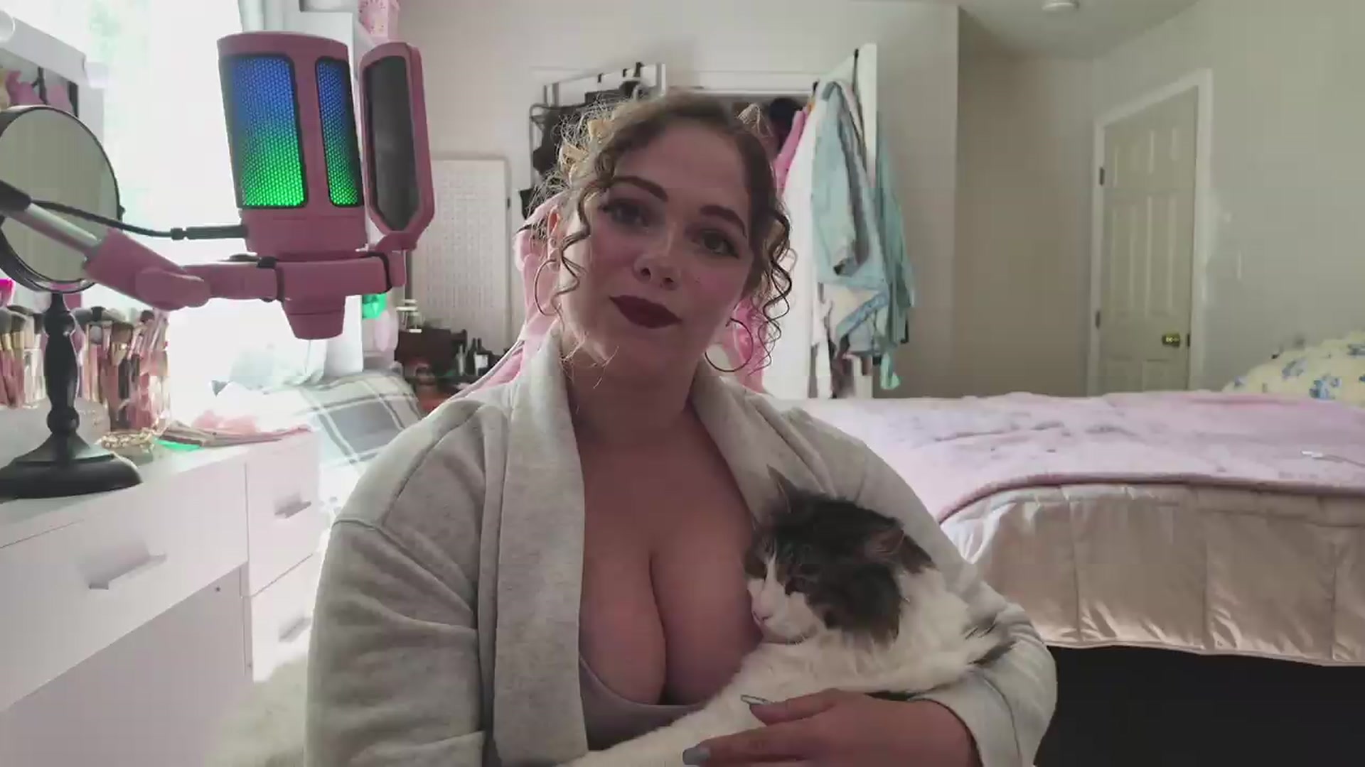Gallery image thumbnail from lolypopbubble's myfreecams stream on, 06/10/2026, 21:10 image 16 of 20