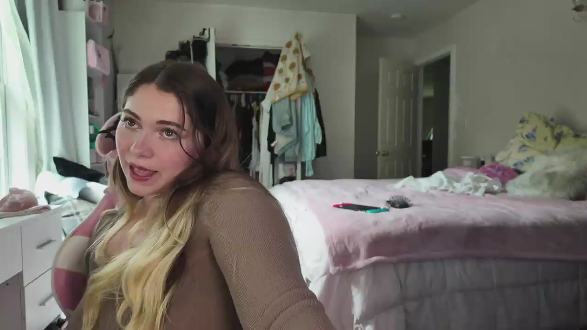 Gallery image thumbnail from lolypopbubble's myfreecams stream on, 06/18/2026, 20:52 image 3 of 20