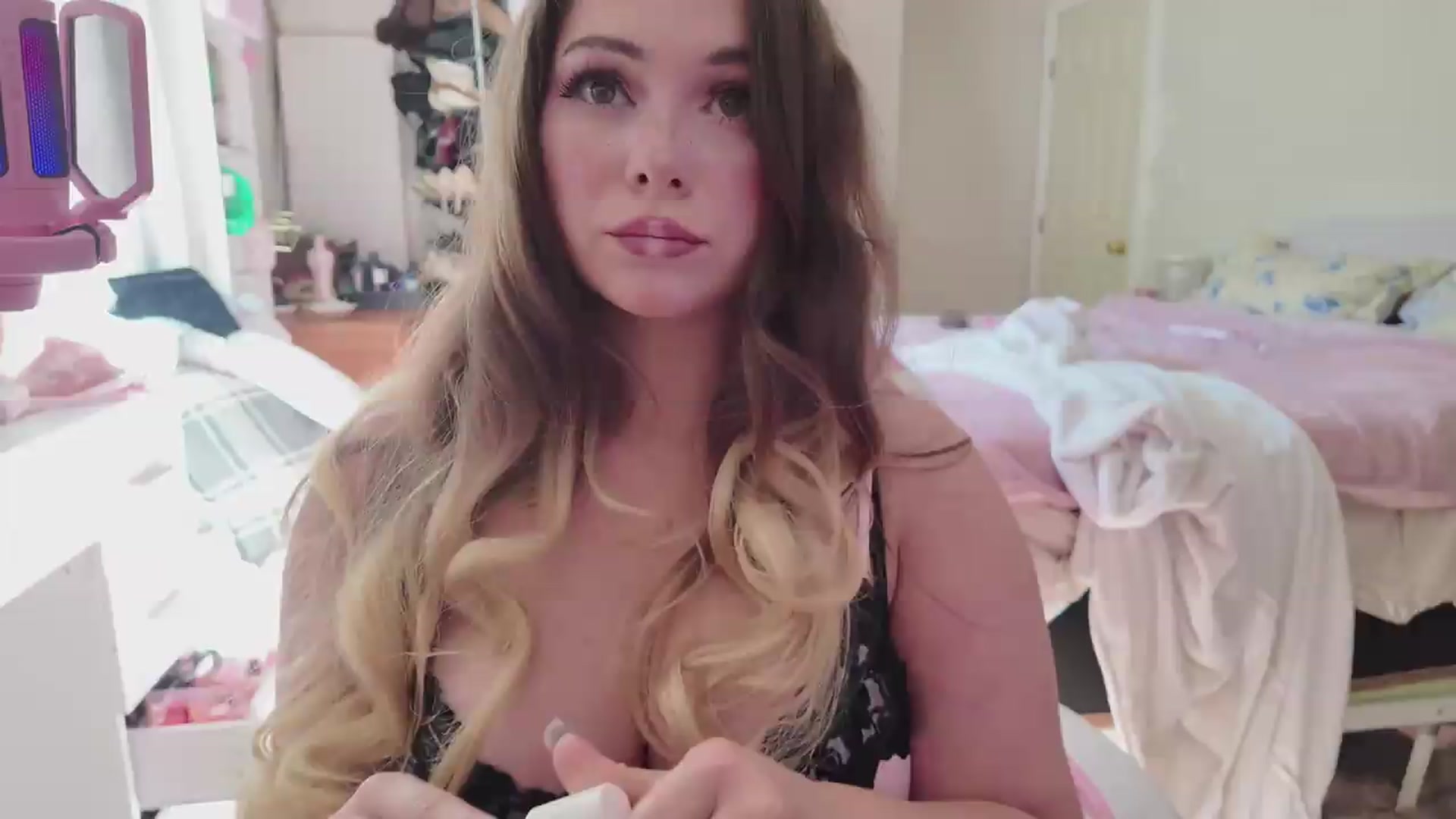 Gallery image thumbnail from lolypopbubble's myfreecams stream on, 06/19/2026, 22:14 image 1 of 20
