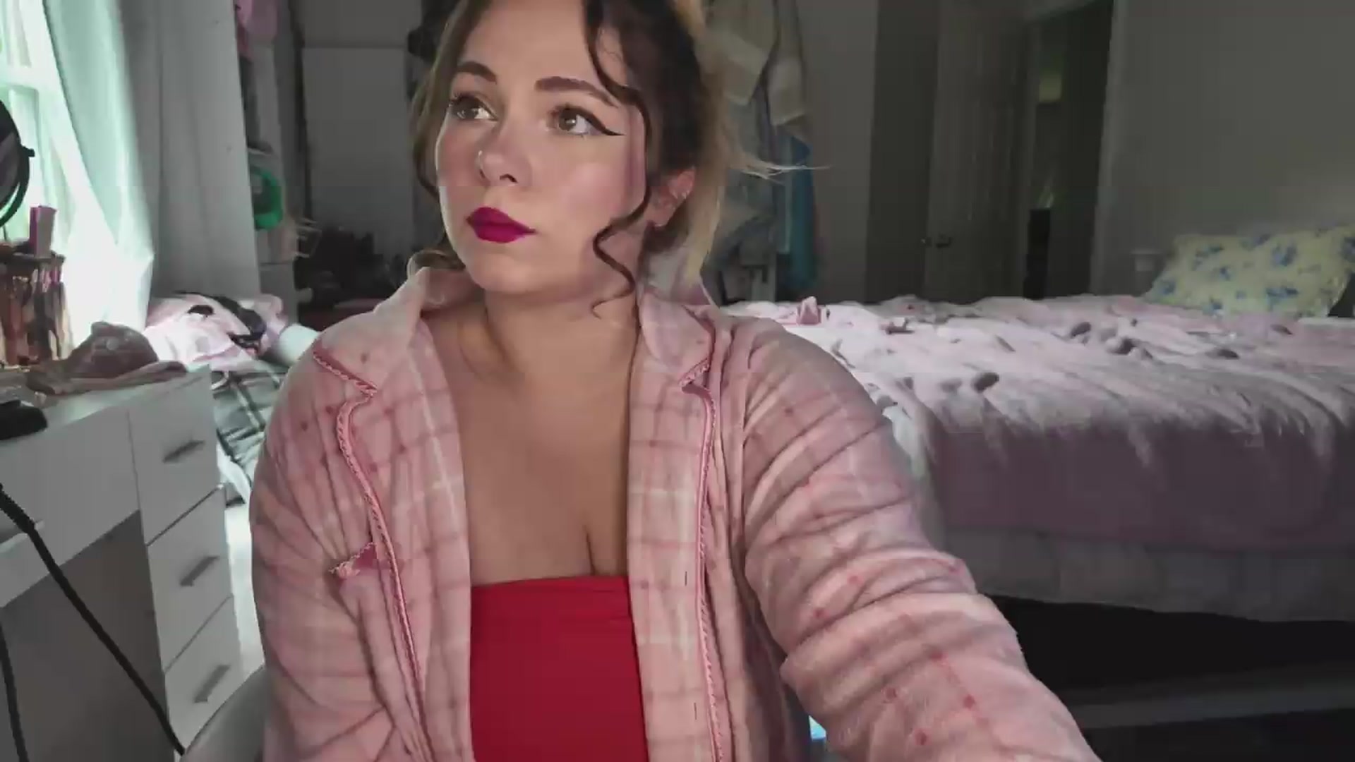 Gallery image thumbnail from lolypopbubble's myfreecams stream on, 06/22/2026, 19:54 image 17 of 20