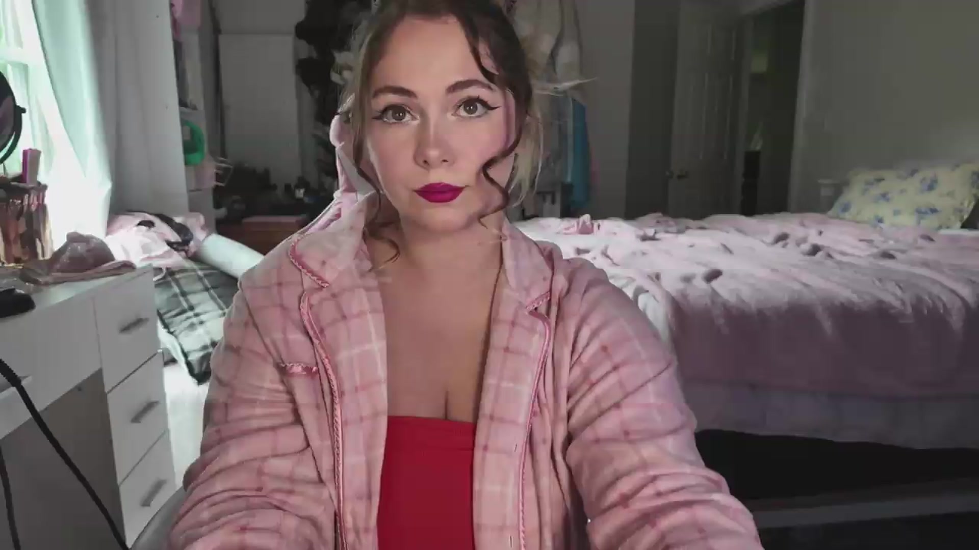 Gallery image thumbnail from lolypopbubble's myfreecams stream on, 06/22/2026, 19:54 image 19 of 20