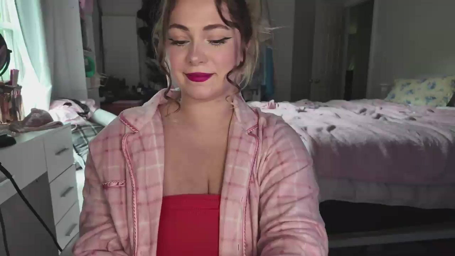 Gallery image thumbnail from lolypopbubble's myfreecams stream on, 06/22/2026, 19:54 image 18 of 20