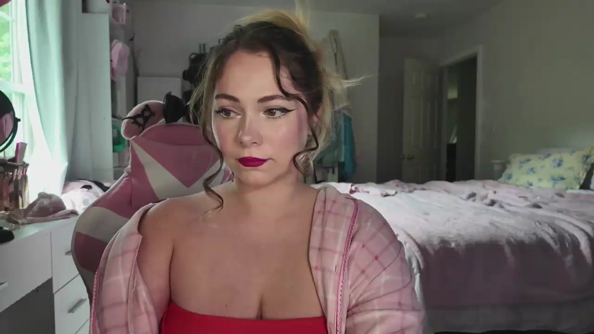 Gallery image thumbnail from lolypopbubble's myfreecams stream on, 06/22/2026, 19:54 image 1 of 20