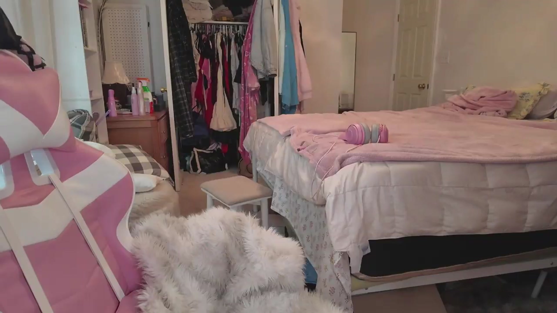 Gallery image thumbnail from lolypopbubble's myfreecams stream on, 07/16/2026, 21:38 image 15 of 20