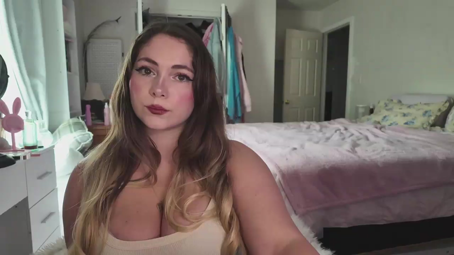 Gallery image thumbnail from lolypopbubble's myfreecams stream on, 07/17/2026, 19:14 image 3 of 20