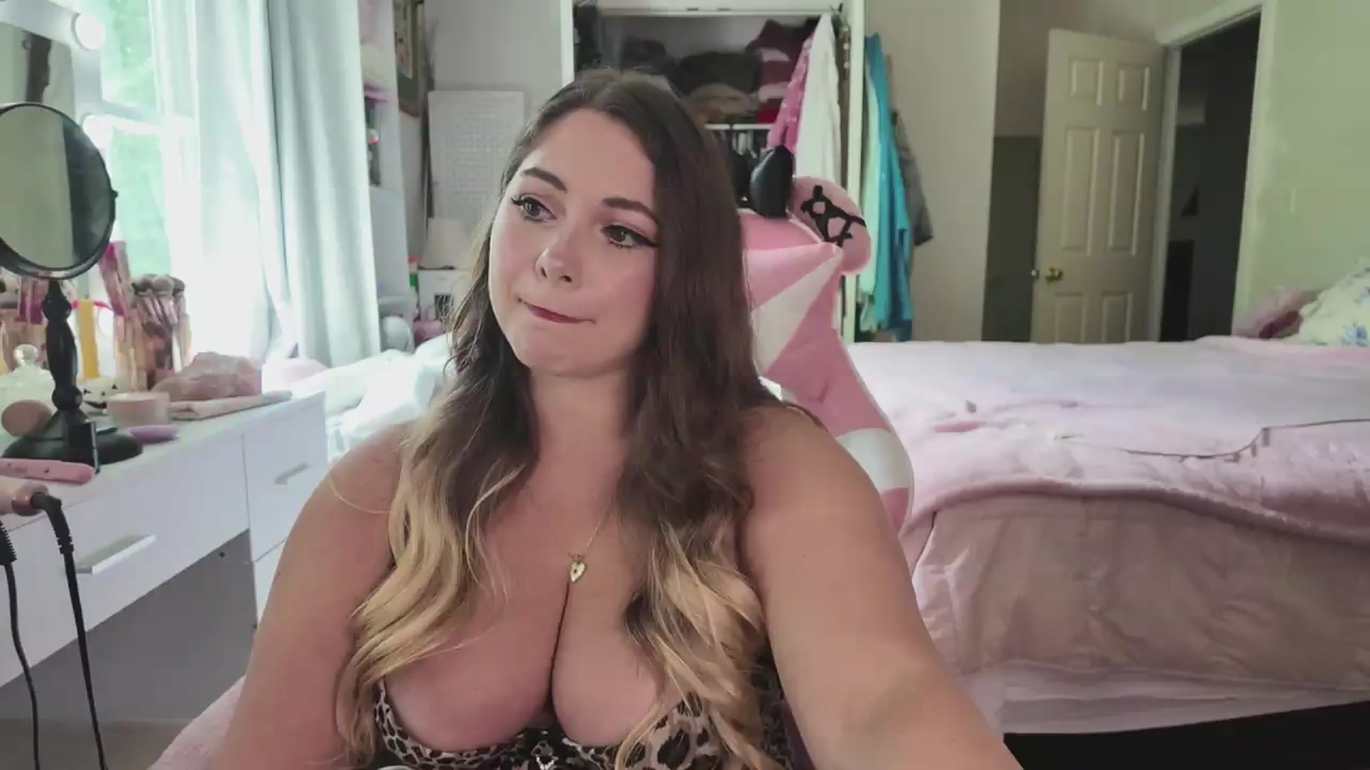 Gallery image thumbnail from lolypopbubble's myfreecams stream on, 08/07/2026, 19:38 image 6 of 20