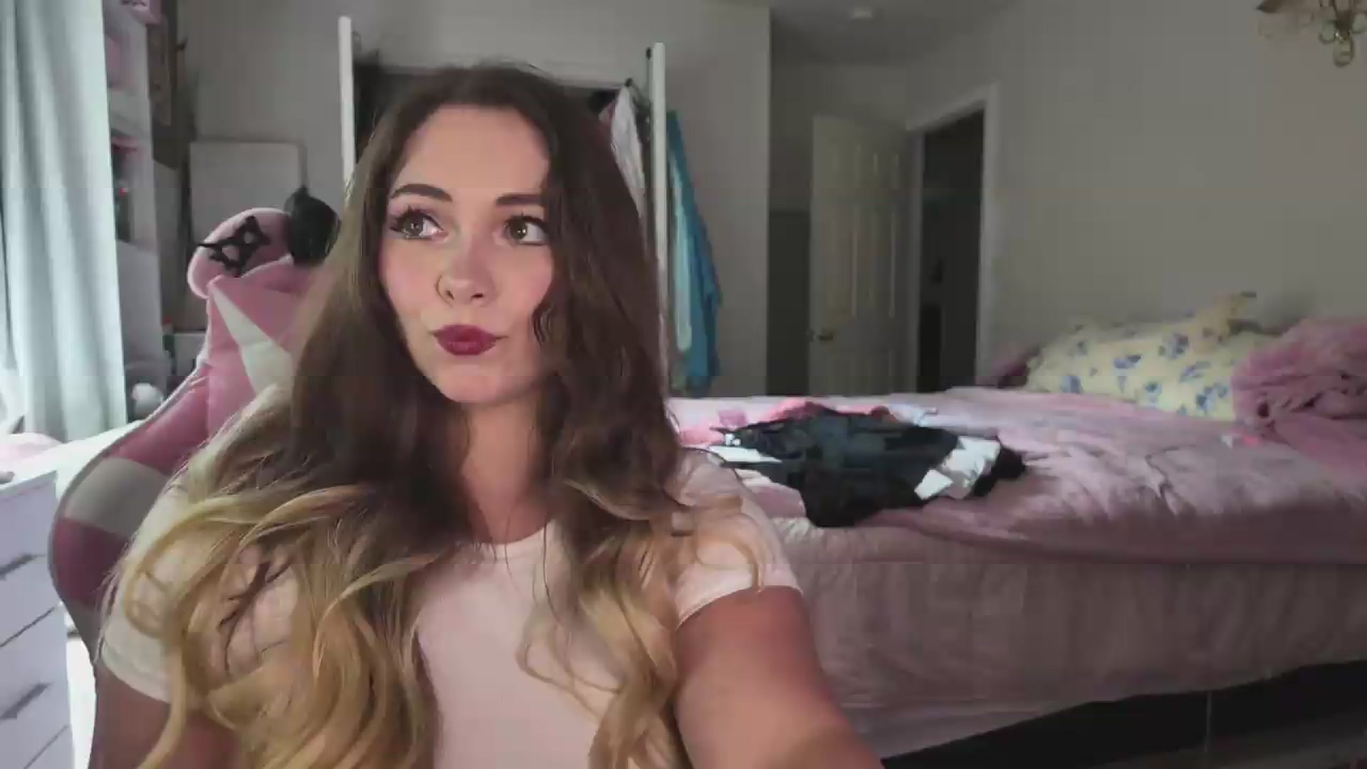 Gallery image thumbnail from lolypopbubble's myfreecams stream on, 08/07/2026, 20:41 image 10 of 20
