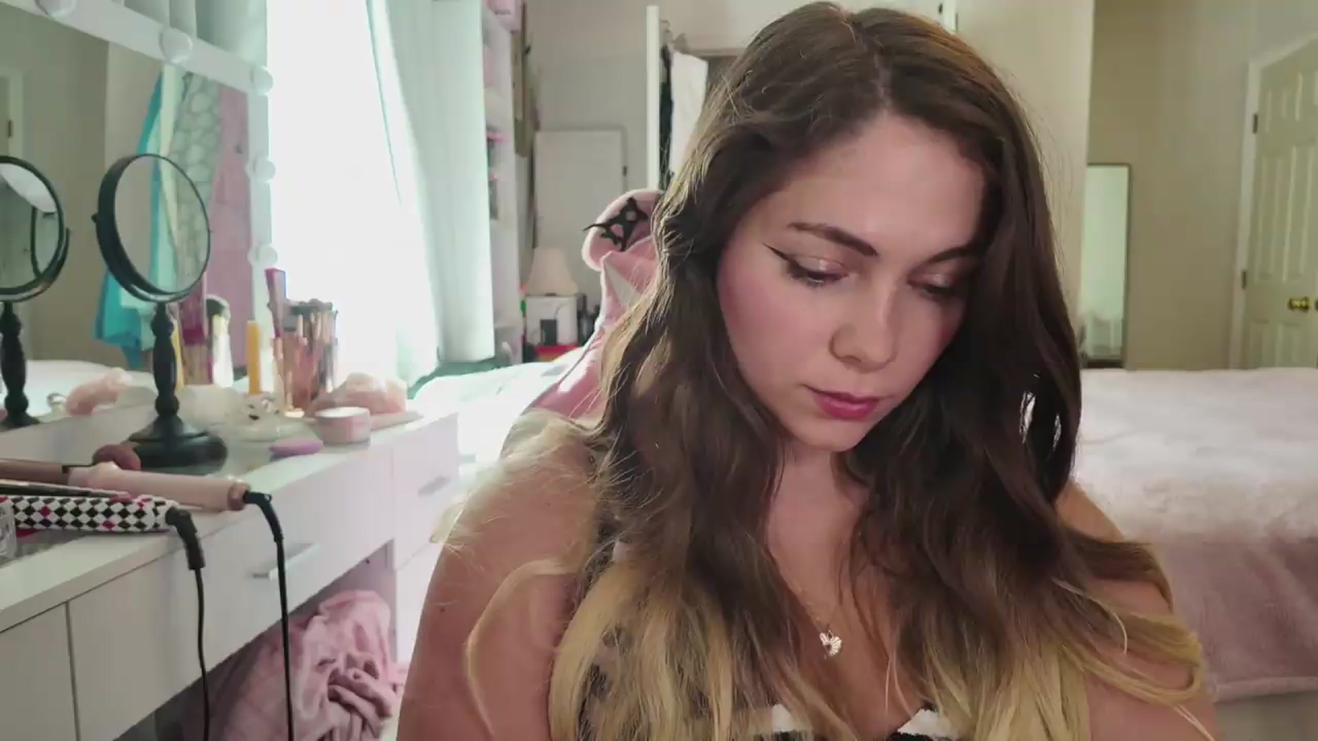 Gallery image thumbnail from lolypopbubble's myfreecams stream on, 08/11/2026, 20:53 image 18 of 20